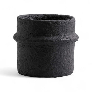 Nordalは、デンマークで1991年に設立されたファミリー経営のインテリアブランドで、北欧の機能美と東洋のスピリチュアルな美意識を融合させたユニークなスタイルで知られています。伝統的な北欧デザインのシンプルさをベースに、インドをはじめとする異国の文化や素材からインスピレーションを得た、温かみと個性にあふれるコレクションを展開しています。いずれも独自性のあるディテールと職人技が光るアイテムばかり。特に、アイアンやウッド、真鍮などを用いた無骨で温もりある質感が特徴で、ナチュラルかつエッジの効いた空間演出が可能です。「人とは違うものを選びたい」「個性的で洗練された暮らしを楽しみたい」といった感度の高いユーザーに選ばれており、注目を集めています。単なる装飾品ではなく、暮らしに深みをもたらすデザインを提案するブランド、それがNordalです。