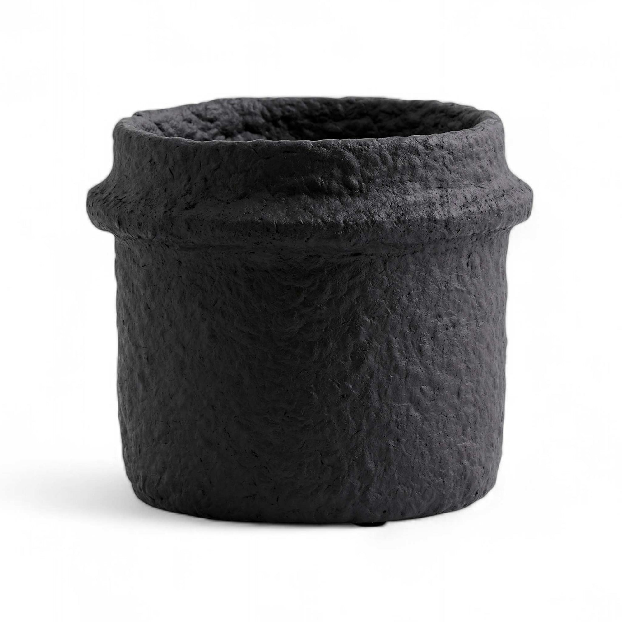 Nordalは、デンマークで1991年に設立されたファミリー経営のインテリアブランドで、北欧の機能美と東洋のスピリチュアルな美意識を融合させたユニークなスタイルで知られています。伝統的な北欧デザインのシンプルさをベースに、インドをはじめとする異国の文化や素材からインスピレーションを得た、温かみと個性にあふれるコレクションを展開しています。いずれも独自性のあるディテールと職人技が光るアイテムばかり。特に、アイアンやウッド、真鍮などを用いた無骨で温もりある質感が特徴で、ナチュラルかつエッジの効いた空間演出が可能です。「人とは違うものを選びたい」「個性的で洗練された暮らしを楽しみたい」といった感度の高いユーザーに選ばれており、注目を集めています。単なる装飾品ではなく、暮らしに深みをもたらすデザインを提案するブランド、それがNordalです。