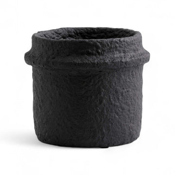 Nordalは、デンマークで1991年に設立されたファミリー経営のインテリアブランドで、北欧の機能美と東洋のスピリチュアルな美意識を融合させたユニークなスタイルで知られています。伝統的な北欧デザインのシンプルさをベースに、インドをはじめとする異国の文化や素材からインスピレーションを得た、温かみと個性にあふれるコレクションを展開しています。いずれも独自性のあるディテールと職人技が光るアイテムばかり。特に、アイアンやウッド、真鍮などを用いた無骨で温もりある質感が特徴で、ナチュラルかつエッジの効いた空間演出が可能です。「人とは違うものを選びたい」「個性的で洗練された暮らしを楽しみたい」といった感度の高いユーザーに選ばれており、注目を集めています。単なる装飾品ではなく、暮らしに深みをもたらすデザインを提案するブランド、それがNordalです。