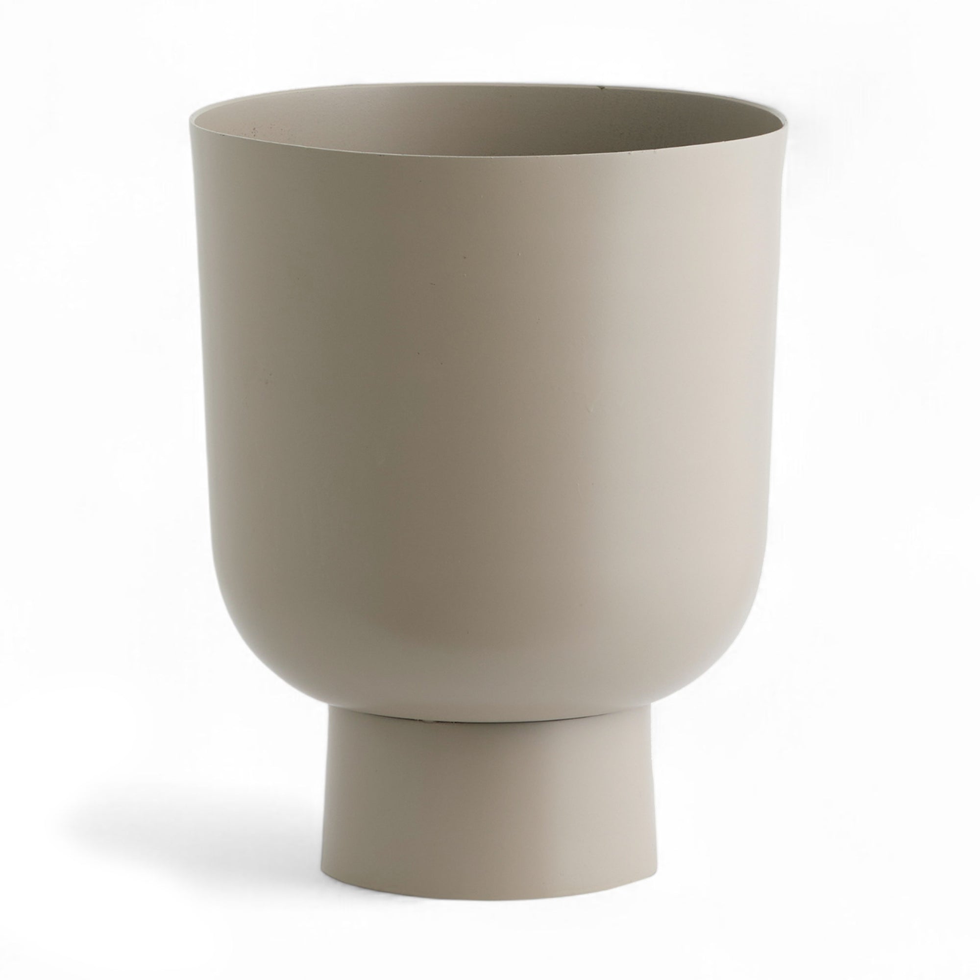 Nordalは、デンマークで1991年に設立されたファミリー経営のインテリアブランドで、北欧の機能美と東洋のスピリチュアルな美意識を融合させたユニークなスタイルで知られています。伝統的な北欧デザインのシンプルさをベースに、インドをはじめとする異国の文化や素材からインスピレーションを得た、温かみと個性にあふれるコレクションを展開しています。いずれも独自性のあるディテールと職人技が光るアイテムばかり。特に、アイアンやウッド、真鍮などを用いた無骨で温もりある質感が特徴で、ナチュラルかつエッジの効いた空間演出が可能です。「人とは違うものを選びたい」「個性的で洗練された暮らしを楽しみたい」といった感度の高いユーザーに選ばれており、注目を集めています。単なる装飾品ではなく、暮らしに深みをもたらすデザインを提案するブランド、それがNordalです。