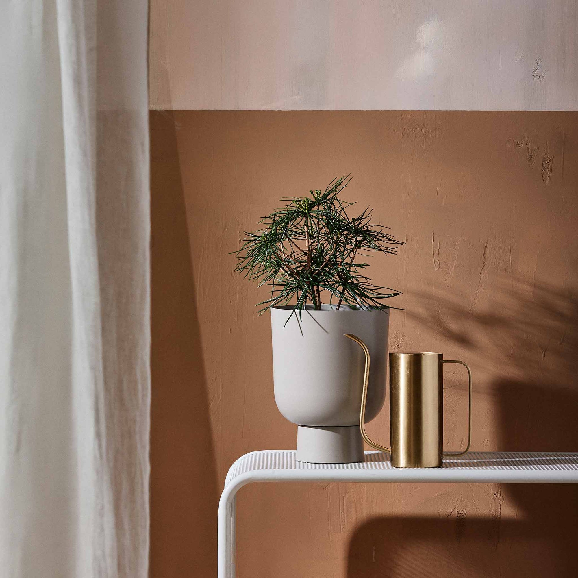 Nordalは、デンマークで1991年に設立されたファミリー経営のインテリアブランドで、北欧の機能美と東洋のスピリチュアルな美意識を融合させたユニークなスタイルで知られています。伝統的な北欧デザインのシンプルさをベースに、インドをはじめとする異国の文化や素材からインスピレーションを得た、温かみと個性にあふれるコレクションを展開しています。いずれも独自性のあるディテールと職人技が光るアイテムばかり。特に、アイアンやウッド、真鍮などを用いた無骨で温もりある質感が特徴で、ナチュラルかつエッジの効いた空間演出が可能です。「人とは違うものを選びたい」「個性的で洗練された暮らしを楽しみたい」といった感度の高いユーザーに選ばれており、注目を集めています。単なる装飾品ではなく、暮らしに深みをもたらすデザインを提案するブランド、それがNordalです。