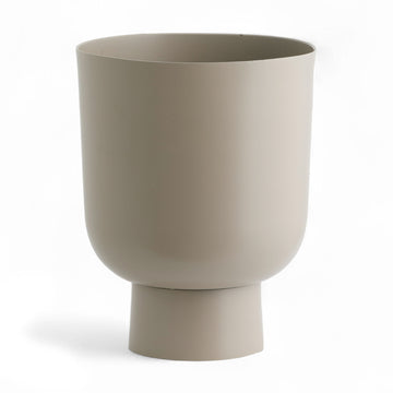 Nordalは、デンマークで1991年に設立されたファミリー経営のインテリアブランドで、北欧の機能美と東洋のスピリチュアルな美意識を融合させたユニークなスタイルで知られています。伝統的な北欧デザインのシンプルさをベースに、インドをはじめとする異国の文化や素材からインスピレーションを得た、温かみと個性にあふれるコレクションを展開しています。いずれも独自性のあるディテールと職人技が光るアイテムばかり。特に、アイアンやウッド、真鍮などを用いた無骨で温もりある質感が特徴で、ナチュラルかつエッジの効いた空間演出が可能です。「人とは違うものを選びたい」「個性的で洗練された暮らしを楽しみたい」といった感度の高いユーザーに選ばれており、注目を集めています。単なる装飾品ではなく、暮らしに深みをもたらすデザインを提案するブランド、それがNordalです。