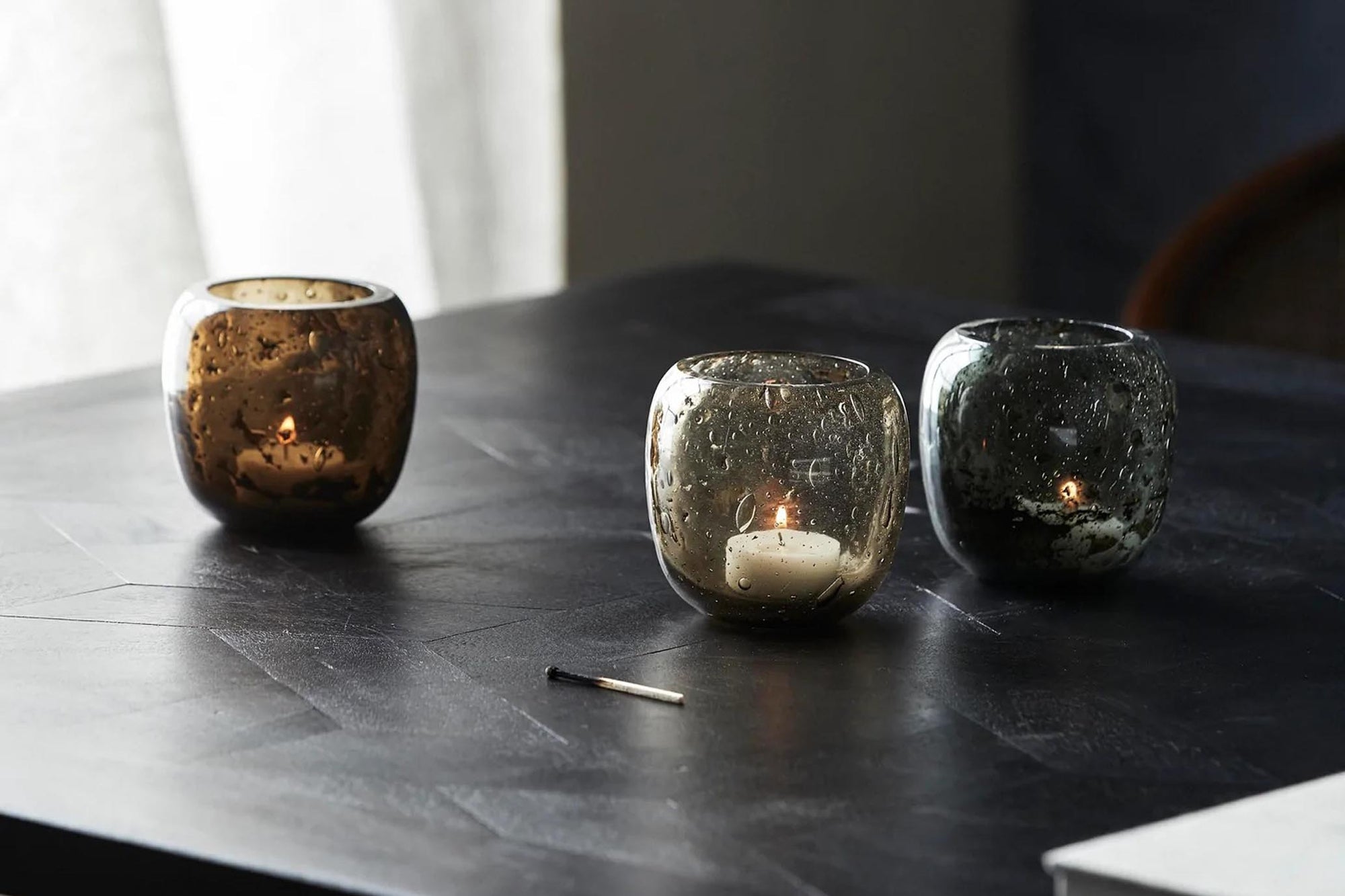 Nordalは、デンマークで1991年に設立されたファミリー経営のインテリアブランドで、北欧の機能美と東洋のスピリチュアルな美意識を融合させたユニークなスタイルで知られています。伝統的な北欧デザインのシンプルさをベースに、インドをはじめとする異国の文化や素材からインスピレーションを得た、温かみと個性にあふれるコレクションを展開しています。いずれも独自性のあるディテールと職人技が光るアイテムばかり。特に、アイアンやウッド、真鍮などを用いた無骨で温もりある質感が特徴で、ナチュラルかつエッジの効いた空間演出が可能です。「人とは違うものを選びたい」「個性的で洗練された暮らしを楽しみたい」といった感度の高いユーザーに選ばれており、注目を集めています。単なる装飾品ではなく、暮らしに深みをもたらすデザインを提案するブランド、それがNordalです。