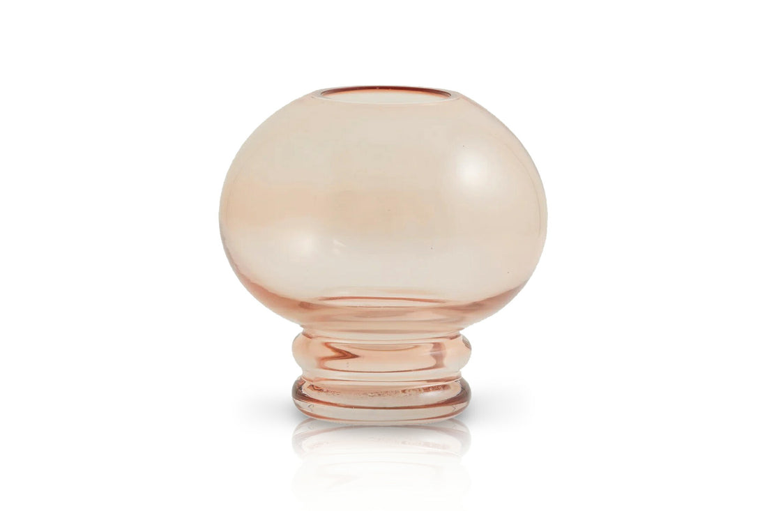 Nordalはデンマークのインテリアデザインブランドで、3人の兄弟「Signe」「Mads」「Emil」によって運営されている家族経営のブランドです。彼らはデザイン、ディテール、素材に対する理解を共有し、家とそこに住む人々の物語を伝えるデザインの作成に取り組んでいます。