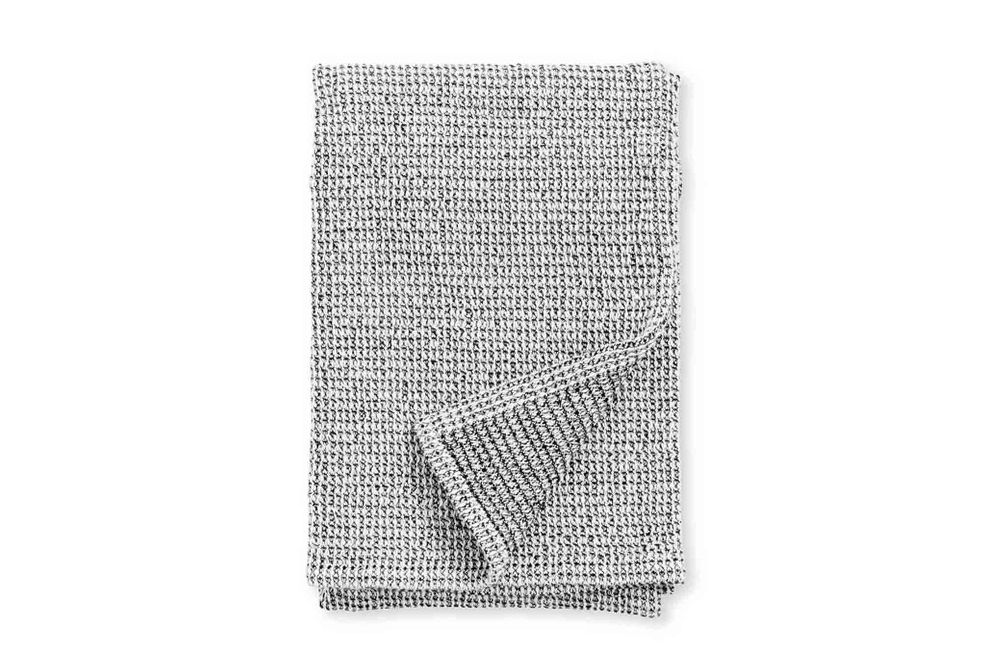 Nordalは、デンマークで1991年に設立されたファミリー経営のインテリアブランドで、北欧の機能美と東洋のスピリチュアルな美意識を融合させたユニークなスタイルで知られています。伝統的な北欧デザインのシンプルさをベースに、インドをはじめとする異国の文化や素材からインスピレーションを得た、温かみと個性にあふれるコレクションを展開しています。いずれも独自性のあるディテールと職人技が光るアイテムばかり。特に、アイアンやウッド、真鍮などを用いた無骨で温もりある質感が特徴で、ナチュラルかつエッジの効いた空間演出が可能です。「人とは違うものを選びたい」「個性的で洗練された暮らしを楽しみたい」といった感度の高いユーザーに選ばれており、注目を集めています。単なる装飾品ではなく、暮らしに深みをもたらすデザインを提案するブランド、それがNordalです。