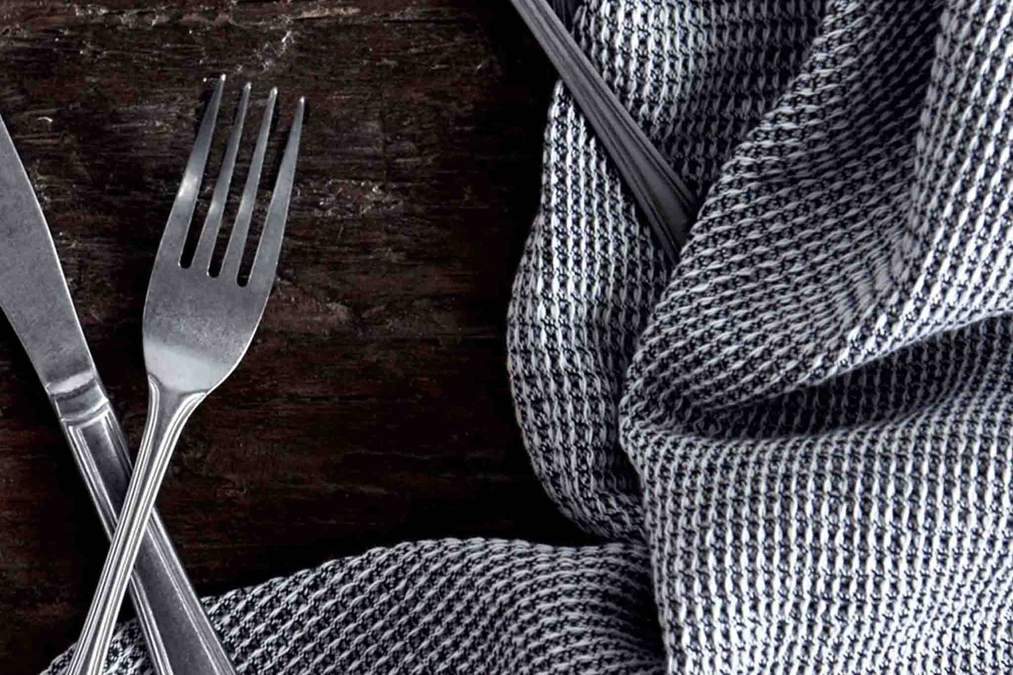 Nordalは、デンマークで1991年に設立されたファミリー経営のインテリアブランドで、北欧の機能美と東洋のスピリチュアルな美意識を融合させたユニークなスタイルで知られています。伝統的な北欧デザインのシンプルさをベースに、インドをはじめとする異国の文化や素材からインスピレーションを得た、温かみと個性にあふれるコレクションを展開しています。いずれも独自性のあるディテールと職人技が光るアイテムばかり。特に、アイアンやウッド、真鍮などを用いた無骨で温もりある質感が特徴で、ナチュラルかつエッジの効いた空間演出が可能です。「人とは違うものを選びたい」「個性的で洗練された暮らしを楽しみたい」といった感度の高いユーザーに選ばれており、注目を集めています。単なる装飾品ではなく、暮らしに深みをもたらすデザインを提案するブランド、それがNordalです。