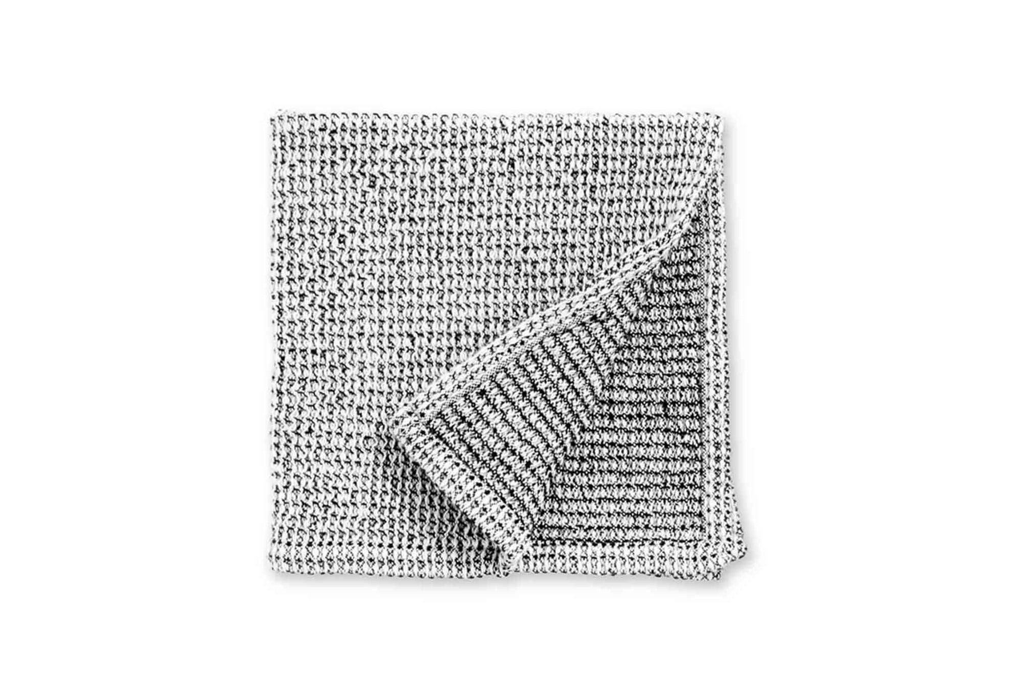 Nordalは、デンマークで1991年に設立されたファミリー経営のインテリアブランドで、北欧の機能美と東洋のスピリチュアルな美意識を融合させたユニークなスタイルで知られています。伝統的な北欧デザインのシンプルさをベースに、インドをはじめとする異国の文化や素材からインスピレーションを得た、温かみと個性にあふれるコレクションを展開しています。いずれも独自性のあるディテールと職人技が光るアイテムばかり。特に、アイアンやウッド、真鍮などを用いた無骨で温もりある質感が特徴で、ナチュラルかつエッジの効いた空間演出が可能です。「人とは違うものを選びたい」「個性的で洗練された暮らしを楽しみたい」といった感度の高いユーザーに選ばれており、注目を集めています。単なる装飾品ではなく、暮らしに深みをもたらすデザインを提案するブランド、それがNordalです。