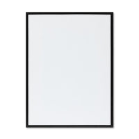 高品質なアルミニウム製ポスターフレームは、ミニマルで洗練されたデザインが魅力の一品です。エッジの効いた細身のプロファイルが、ポスターやアートプリントをすっきりと引き立て、空間にシンプルながらも高級感のある印象を与えます。奥行のある構造により、立体的な美しさが生まれ、上質なインテリアの一部として調和します。また、壁掛け用の金具はフレームの奥に収まるよう設計されており、フレーム全体が壁にぴったりと密着し、より美しく飾ることが可能です。裏面には金属製のハンガーが取り付けられており、縦横どちらの向きでも壁に掛けてご使用いただけます。シンプルながらも細部までこだわり抜かれたこのフレームは、北欧テイストやモダンインテリア、モノトーンスタイルにも自然に溶け込み、アートをより引き立ててくれます。リビング、書斎、寝室、店舗など、あらゆる空間で活躍します。