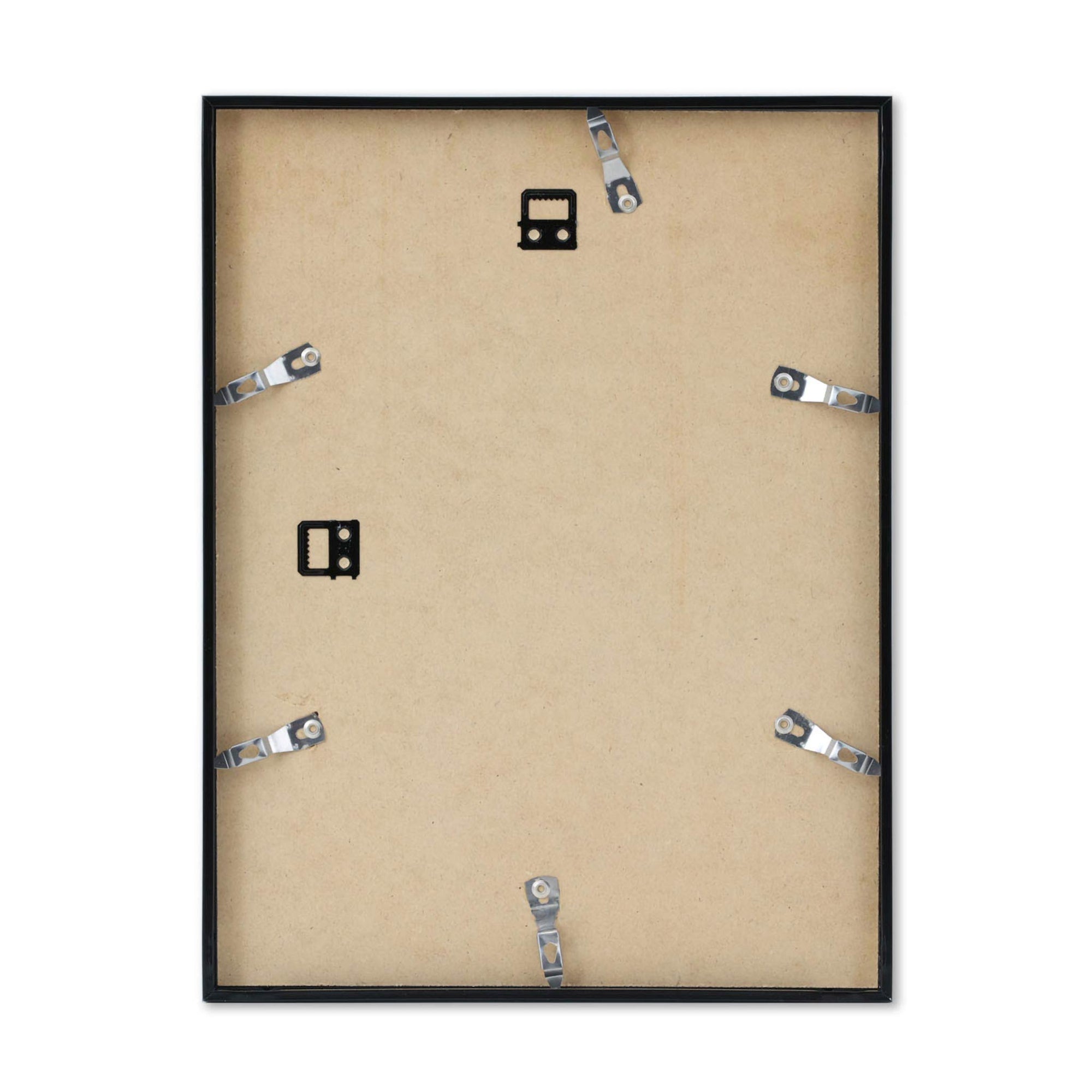 高品質なアルミニウム製ポスターフレームは、ミニマルで洗練されたデザインが魅力の一品です。エッジの効いた細身のプロファイルが、ポスターやアートプリントをすっきりと引き立て、空間にシンプルながらも高級感のある印象を与えます。奥行のある構造により、立体的な美しさが生まれ、上質なインテリアの一部として調和します。また、壁掛け用の金具はフレームの奥に収まるよう設計されており、フレーム全体が壁にぴったりと密着し、より美しく飾ることが可能です。裏面には金属製のハンガーが取り付けられており、縦横どちらの向きでも壁に掛けてご使用いただけます。シンプルながらも細部までこだわり抜かれたこのフレームは、北欧テイストやモダンインテリア、モノトーンスタイルにも自然に溶け込み、アートをより引き立ててくれます。リビング、書斎、寝室、店舗など、あらゆる空間で活躍します。