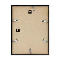 高品質なアルミニウム製ポスターフレームは、ミニマルで洗練されたデザインが魅力の一品です。エッジの効いた細身のプロファイルが、ポスターやアートプリントをすっきりと引き立て、空間にシンプルながらも高級感のある印象を与えます。奥行のある構造により、立体的な美しさが生まれ、上質なインテリアの一部として調和します。また、壁掛け用の金具はフレームの奥に収まるよう設計されており、フレーム全体が壁にぴったりと密着し、より美しく飾ることが可能です。裏面には金属製のハンガーが取り付けられており、縦横どちらの向きでも壁に掛けてご使用いただけます。シンプルながらも細部までこだわり抜かれたこのフレームは、北欧テイストやモダンインテリア、モノトーンスタイルにも自然に溶け込み、アートをより引き立ててくれます。リビング、書斎、寝室、店舗など、あらゆる空間で活躍します。