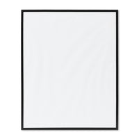 高品質なアルミニウム製ポスターフレームは、ミニマルで洗練されたデザインが魅力の一品です。エッジの効いた細身のプロファイルが、ポスターやアートプリントをすっきりと引き立て、空間にシンプルながらも高級感のある印象を与えます。奥行のある構造により、立体的な美しさが生まれ、上質なインテリアの一部として調和します。また、壁掛け用の金具はフレームの奥に収まるよう設計されており、フレーム全体が壁にぴったりと密着し、より美しく飾ることが可能です。裏面には金属製のハンガーが取り付けられており、縦横どちらの向きでも壁に掛けてご使用いただけます。シンプルながらも細部までこだわり抜かれたこのフレームは、北欧テイストやモダンインテリア、モノトーンスタイルにも自然に溶け込み、アートをより引き立ててくれます。リビング、書斎、寝室、店舗など、あらゆる空間で活躍します。