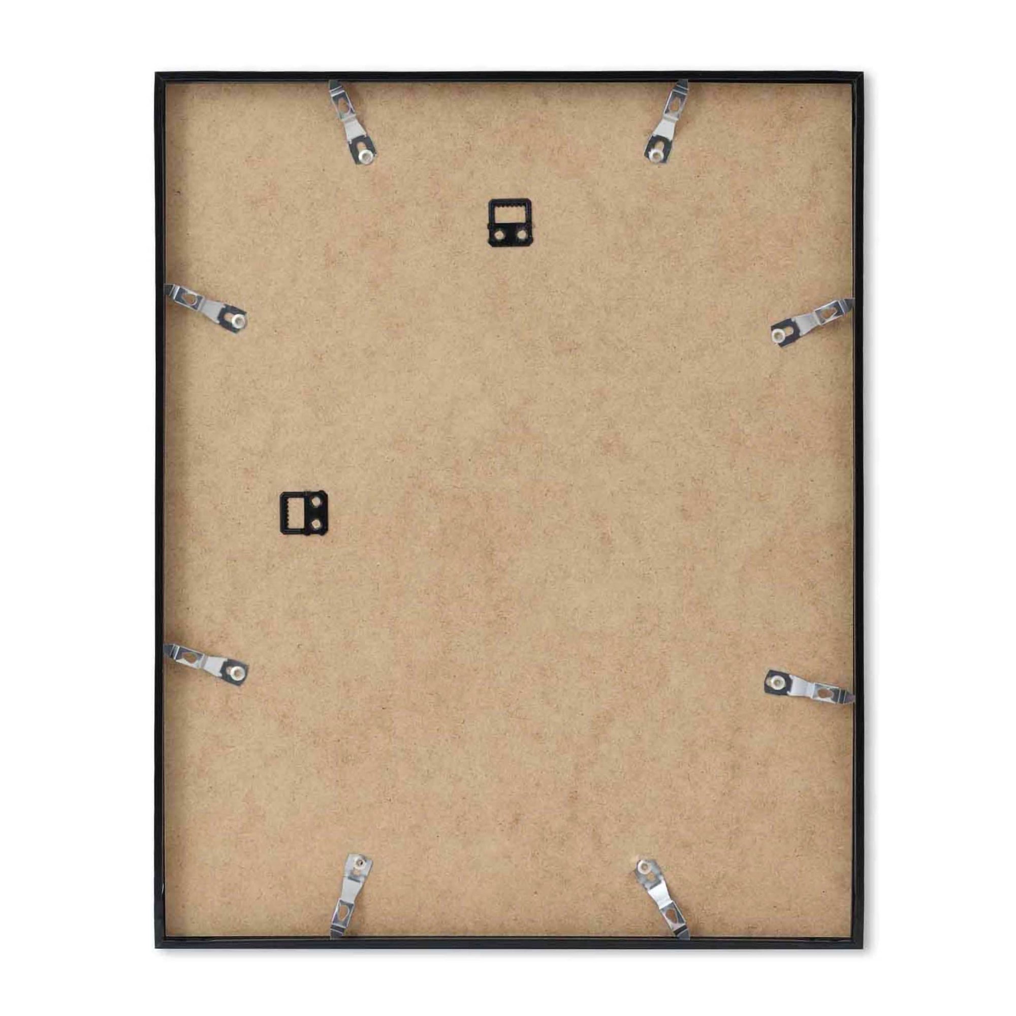 高品質なアルミニウム製ポスターフレームは、ミニマルで洗練されたデザインが魅力の一品です。エッジの効いた細身のプロファイルが、ポスターやアートプリントをすっきりと引き立て、空間にシンプルながらも高級感のある印象を与えます。奥行のある構造により、立体的な美しさが生まれ、上質なインテリアの一部として調和します。また、壁掛け用の金具はフレームの奥に収まるよう設計されており、フレーム全体が壁にぴったりと密着し、より美しく飾ることが可能です。裏面には金属製のハンガーが取り付けられており、縦横どちらの向きでも壁に掛けてご使用いただけます。シンプルながらも細部までこだわり抜かれたこのフレームは、北欧テイストやモダンインテリア、モノトーンスタイルにも自然に溶け込み、アートをより引き立ててくれます。リビング、書斎、寝室、店舗など、あらゆる空間で活躍します。