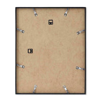 高品質なアルミニウム製ポスターフレームは、ミニマルで洗練されたデザインが魅力の一品です。エッジの効いた細身のプロファイルが、ポスターやアートプリントをすっきりと引き立て、空間にシンプルながらも高級感のある印象を与えます。奥行のある構造により、立体的な美しさが生まれ、上質なインテリアの一部として調和します。また、壁掛け用の金具はフレームの奥に収まるよう設計されており、フレーム全体が壁にぴったりと密着し、より美しく飾ることが可能です。裏面には金属製のハンガーが取り付けられており、縦横どちらの向きでも壁に掛けてご使用いただけます。シンプルながらも細部までこだわり抜かれたこのフレームは、北欧テイストやモダンインテリア、モノトーンスタイルにも自然に溶け込み、アートをより引き立ててくれます。リビング、書斎、寝室、店舗など、あらゆる空間で活躍します。