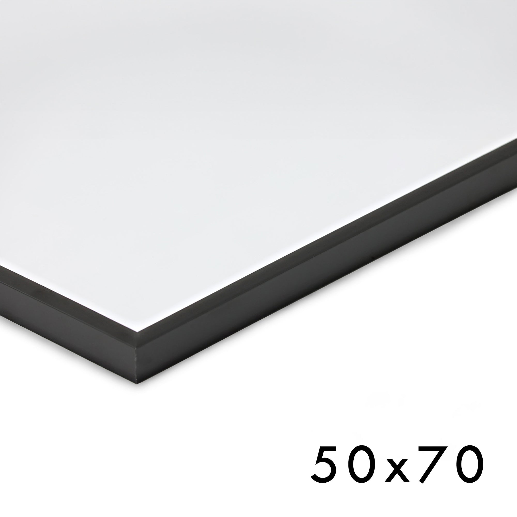 高品質なアルミニウム製ポスターフレームは、ミニマルで洗練されたデザインが魅力の一品です。エッジの効いた細身のプロファイルが、ポスターやアートプリントをすっきりと引き立て、空間にシンプルながらも高級感のある印象を与えます。奥行のある構造により、立体的な美しさが生まれ、上質なインテリアの一部として調和します。また、壁掛け用の金具はフレームの奥に収まるよう設計されており、フレーム全体が壁にぴったりと密着し、より美しく飾ることが可能です。裏面には金属製のハンガーが取り付けられており、縦横どちらの向きでも壁に掛けてご使用いただけます。シンプルながらも細部までこだわり抜かれたこのフレームは、北欧テイストやモダンインテリア、モノトーンスタイルにも自然に溶け込み、アートをより引き立ててくれます。リビング、書斎、寝室、店舗など、あらゆる空間で活躍します。