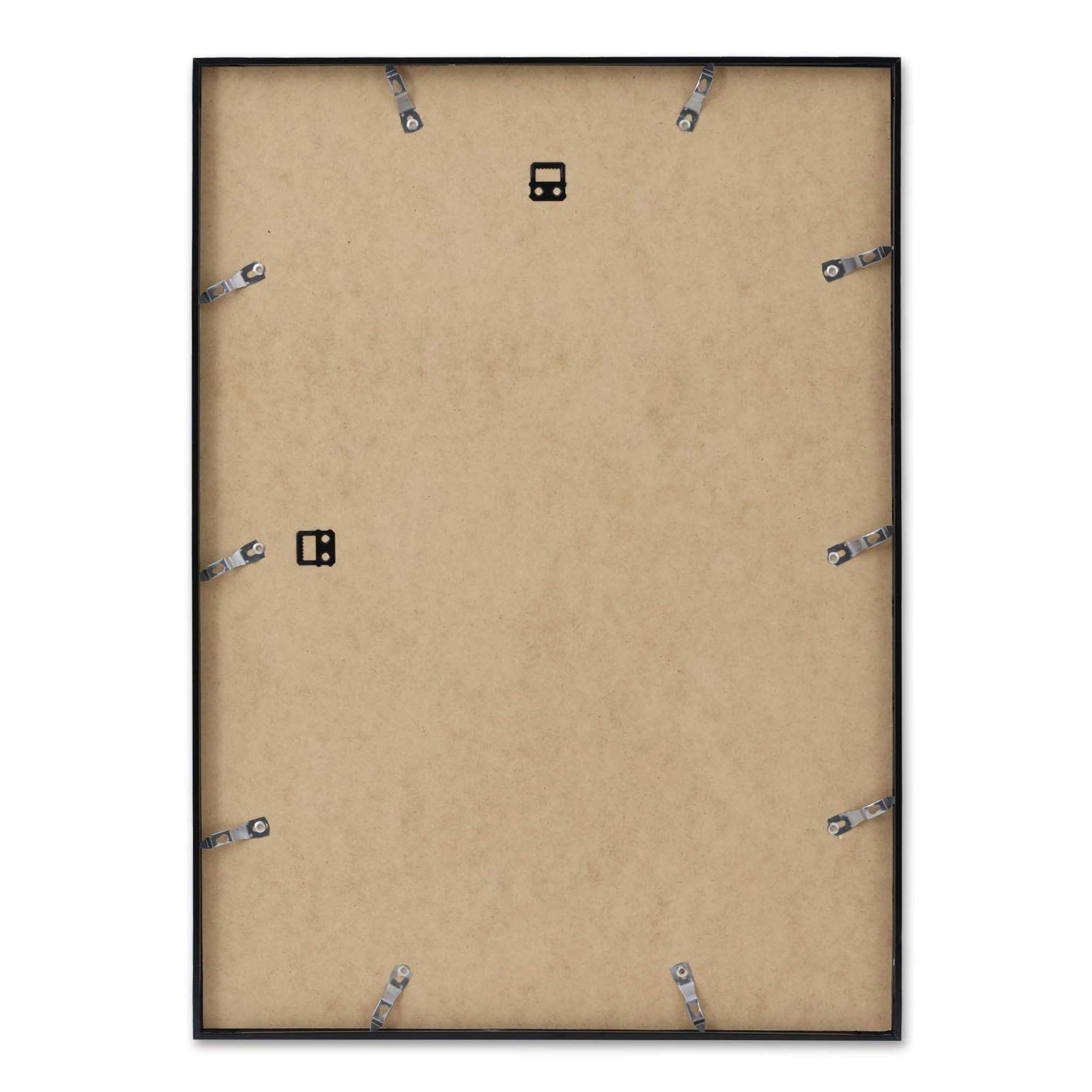 高品質なアルミニウム製ポスターフレームは、ミニマルで洗練されたデザインが魅力の一品です。エッジの効いた細身のプロファイルが、ポスターやアートプリントをすっきりと引き立て、空間にシンプルながらも高級感のある印象を与えます。奥行のある構造により、立体的な美しさが生まれ、上質なインテリアの一部として調和します。また、壁掛け用の金具はフレームの奥に収まるよう設計されており、フレーム全体が壁にぴったりと密着し、より美しく飾ることが可能です。裏面には金属製のハンガーが取り付けられており、縦横どちらの向きでも壁に掛けてご使用いただけます。シンプルながらも細部までこだわり抜かれたこのフレームは、北欧テイストやモダンインテリア、モノトーンスタイルにも自然に溶け込み、アートをより引き立ててくれます。リビング、書斎、寝室、店舗など、あらゆる空間で活躍します。