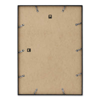 高品質なアルミニウム製ポスターフレームは、ミニマルで洗練されたデザインが魅力の一品です。エッジの効いた細身のプロファイルが、ポスターやアートプリントをすっきりと引き立て、空間にシンプルながらも高級感のある印象を与えます。奥行のある構造により、立体的な美しさが生まれ、上質なインテリアの一部として調和します。また、壁掛け用の金具はフレームの奥に収まるよう設計されており、フレーム全体が壁にぴったりと密着し、より美しく飾ることが可能です。裏面には金属製のハンガーが取り付けられており、縦横どちらの向きでも壁に掛けてご使用いただけます。シンプルながらも細部までこだわり抜かれたこのフレームは、北欧テイストやモダンインテリア、モノトーンスタイルにも自然に溶け込み、アートをより引き立ててくれます。リビング、書斎、寝室、店舗など、あらゆる空間で活躍します。