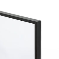 高品質なアルミニウム製ポスターフレームは、ミニマルで洗練されたデザインが魅力の一品です。エッジの効いた細身のプロファイルが、ポスターやアートプリントをすっきりと引き立て、空間にシンプルながらも高級感のある印象を与えます。奥行のある構造により、立体的な美しさが生まれ、上質なインテリアの一部として調和します。また、壁掛け用の金具はフレームの奥に収まるよう設計されており、フレーム全体が壁にぴったりと密着し、より美しく飾ることが可能です。裏面には金属製のハンガーが取り付けられており、縦横どちらの向きでも壁に掛けてご使用いただけます。シンプルながらも細部までこだわり抜かれたこのフレームは、北欧テイストやモダンインテリア、モノトーンスタイルにも自然に溶け込み、アートをより引き立ててくれます。リビング、書斎、寝室、店舗など、あらゆる空間で活躍します。