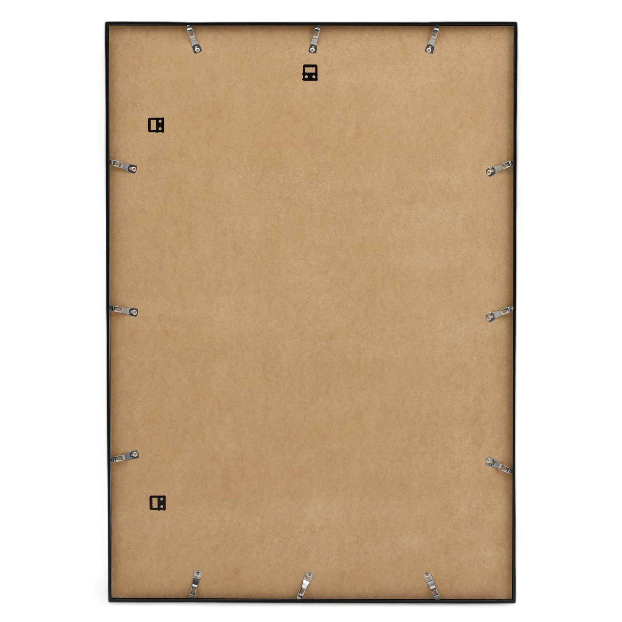 高品質なアルミニウム製ポスターフレームは、ミニマルで洗練されたデザインが魅力の一品です。エッジの効いた細身のプロファイルが、ポスターやアートプリントをすっきりと引き立て、空間にシンプルながらも高級感のある印象を与えます。奥行のある構造により、立体的な美しさが生まれ、上質なインテリアの一部として調和します。また、壁掛け用の金具はフレームの奥に収まるよう設計されており、フレーム全体が壁にぴったりと密着し、より美しく飾ることが可能です。裏面には金属製のハンガーが取り付けられており、縦横どちらの向きでも壁に掛けてご使用いただけます。シンプルながらも細部までこだわり抜かれたこのフレームは、北欧テイストやモダンインテリア、モノトーンスタイルにも自然に溶け込み、アートをより引き立ててくれます。リビング、書斎、寝室、店舗など、あらゆる空間で活躍します。