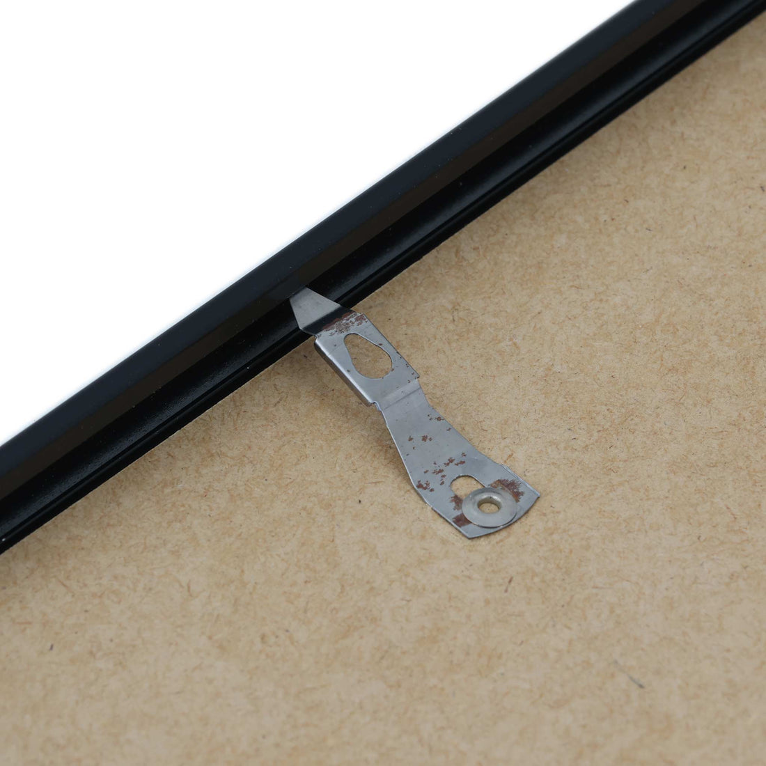 高品質なアルミニウム製ポスターフレームは、ミニマルで洗練されたデザインが魅力の一品です。エッジの効いた細身のプロファイルが、ポスターやアートプリントをすっきりと引き立て、空間にシンプルながらも高級感のある印象を与えます。奥行のある構造により、立体的な美しさが生まれ、上質なインテリアの一部として調和します。また、壁掛け用の金具はフレームの奥に収まるよう設計されており、フレーム全体が壁にぴったりと密着し、より美しく飾ることが可能です。裏面には金属製のハンガーが取り付けられており、縦横どちらの向きでも壁に掛けてご使用いただけます。シンプルながらも細部までこだわり抜かれたこのフレームは、北欧テイストやモダンインテリア、モノトーンスタイルにも自然に溶け込み、アートをより引き立ててくれます。リビング、書斎、寝室、店舗など、あらゆる空間で活躍します。