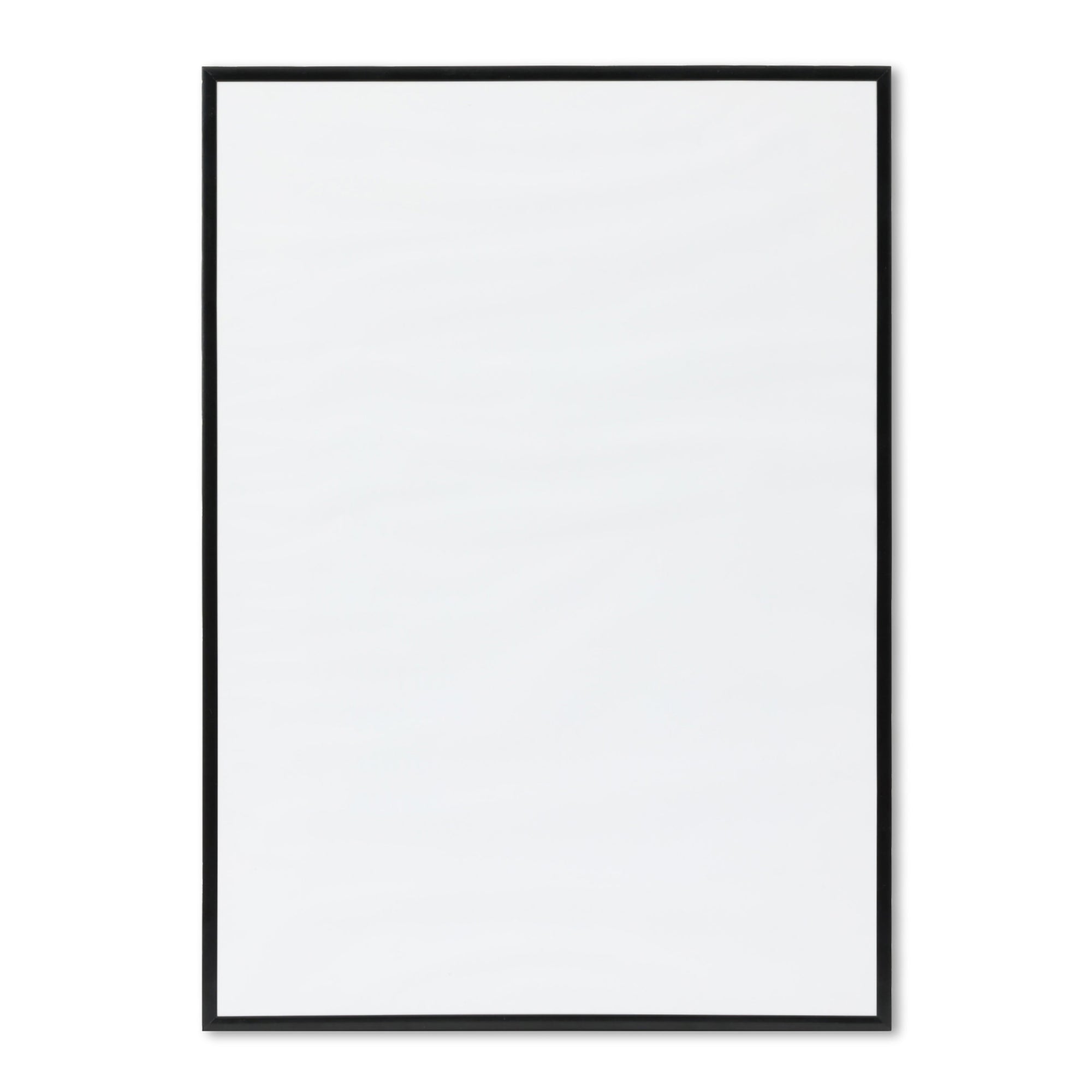 高品質なアルミニウム製ポスターフレームは、ミニマルで洗練されたデザインが魅力の一品です。エッジの効いた細身のプロファイルが、ポスターやアートプリントをすっきりと引き立て、空間にシンプルながらも高級感のある印象を与えます。奥行のある構造により、立体的な美しさが生まれ、上質なインテリアの一部として調和します。また、壁掛け用の金具はフレームの奥に収まるよう設計されており、フレーム全体が壁にぴったりと密着し、より美しく飾ることが可能です。裏面には金属製のハンガーが取り付けられており、縦横どちらの向きでも壁に掛けてご使用いただけます。シンプルながらも細部までこだわり抜かれたこのフレームは、北欧テイストやモダンインテリア、モノトーンスタイルにも自然に溶け込み、アートをより引き立ててくれます。リビング、書斎、寝室、店舗など、あらゆる空間で活躍します。