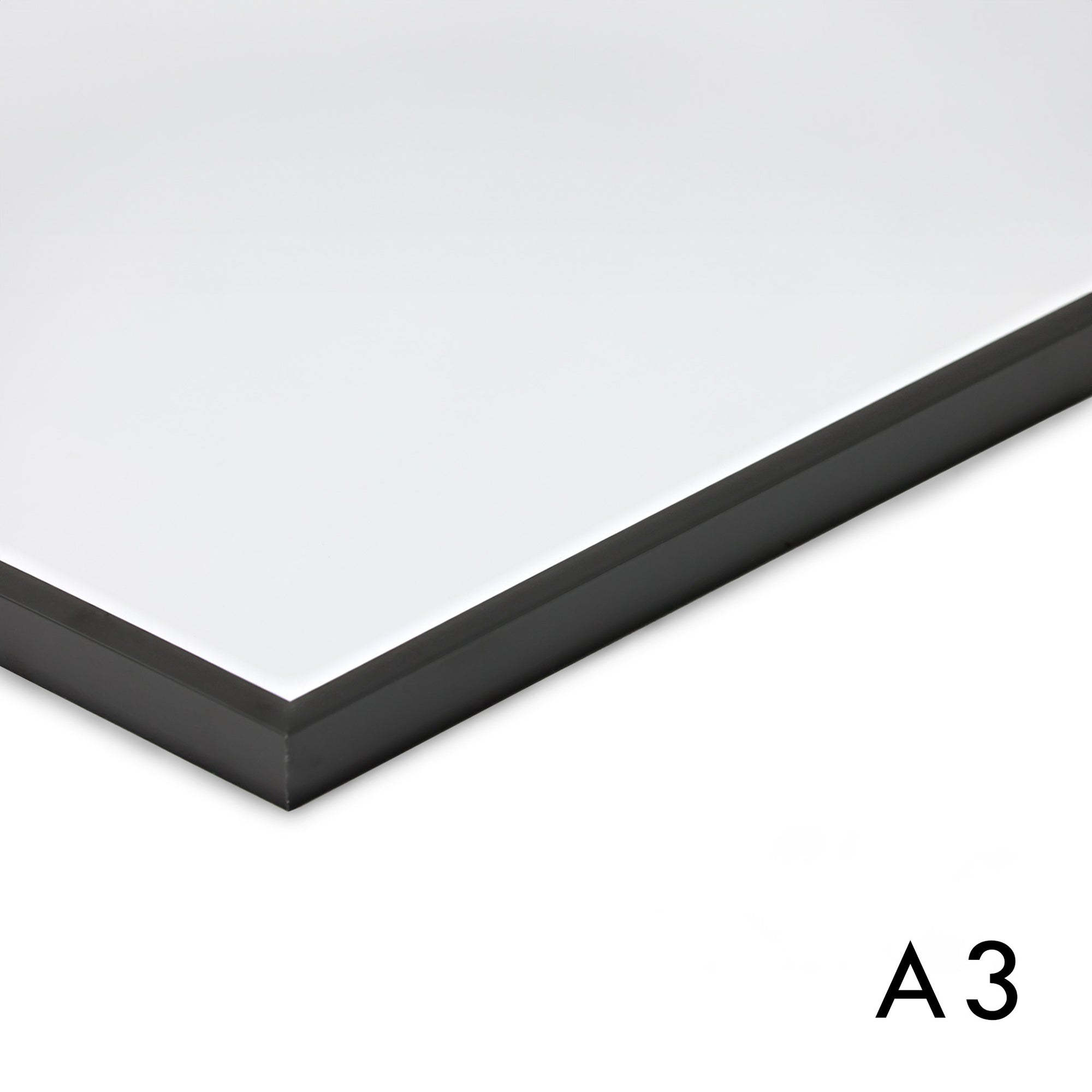 高品質なアルミニウム製ポスターフレームは、ミニマルで洗練されたデザインが魅力の一品です。エッジの効いた細身のプロファイルが、ポスターやアートプリントをすっきりと引き立て、空間にシンプルながらも高級感のある印象を与えます。奥行のある構造により、立体的な美しさが生まれ、上質なインテリアの一部として調和します。また、壁掛け用の金具はフレームの奥に収まるよう設計されており、フレーム全体が壁にぴったりと密着し、より美しく飾ることが可能です。裏面には金属製のハンガーが取り付けられており、縦横どちらの向きでも壁に掛けてご使用いただけます。シンプルながらも細部までこだわり抜かれたこのフレームは、北欧テイストやモダンインテリア、モノトーンスタイルにも自然に溶け込み、アートをより引き立ててくれます。リビング、書斎、寝室、店舗など、あらゆる空間で活躍します。