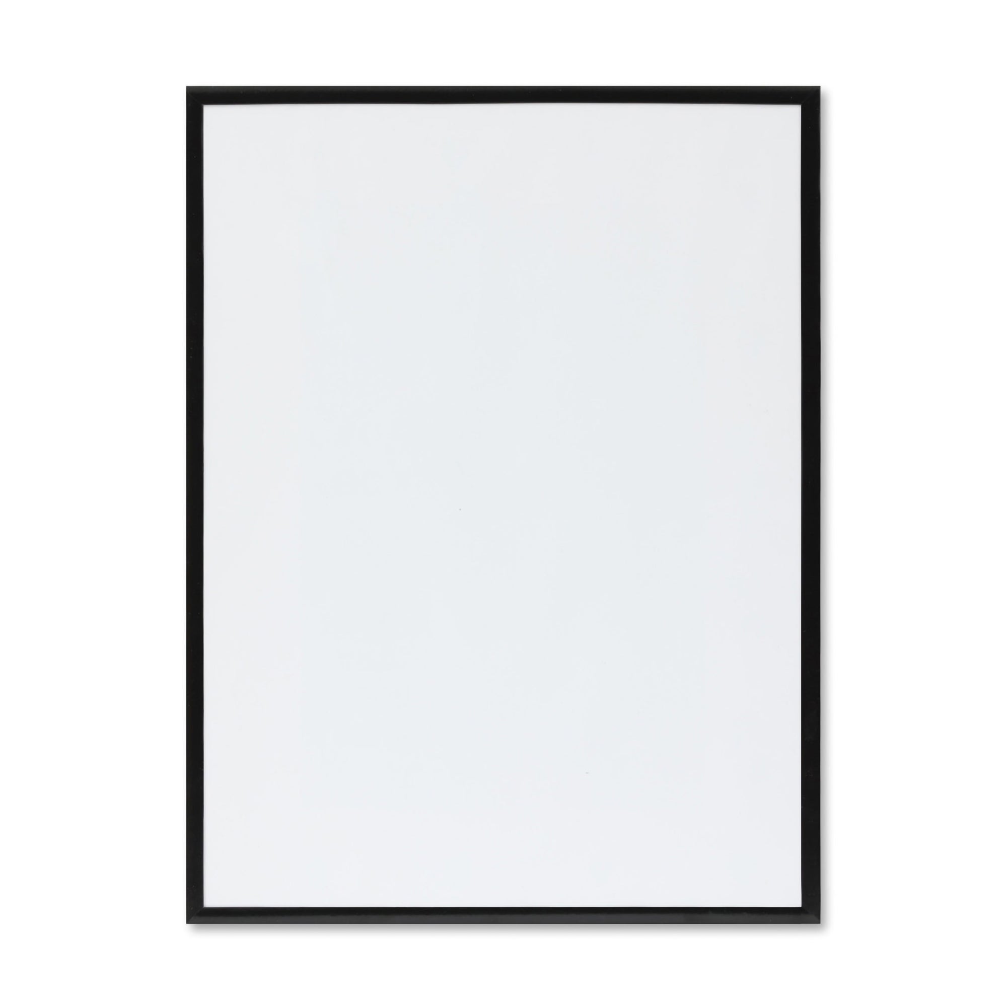 高品質なアルミニウム製ポスターフレームは、ミニマルで洗練されたデザインが魅力の一品です。エッジの効いた細身のプロファイルが、ポスターやアートプリントをすっきりと引き立て、空間にシンプルながらも高級感のある印象を与えます。奥行のある構造により、立体的な美しさが生まれ、上質なインテリアの一部として調和します。また、壁掛け用の金具はフレームの奥に収まるよう設計されており、フレーム全体が壁にぴったりと密着し、より美しく飾ることが可能です。裏面には金属製のハンガーが取り付けられており、縦横どちらの向きでも壁に掛けてご使用いただけます。シンプルながらも細部までこだわり抜かれたこのフレームは、北欧テイストやモダンインテリア、モノトーンスタイルにも自然に溶け込み、アートをより引き立ててくれます。リビング、書斎、寝室、店舗など、あらゆる空間で活躍します。