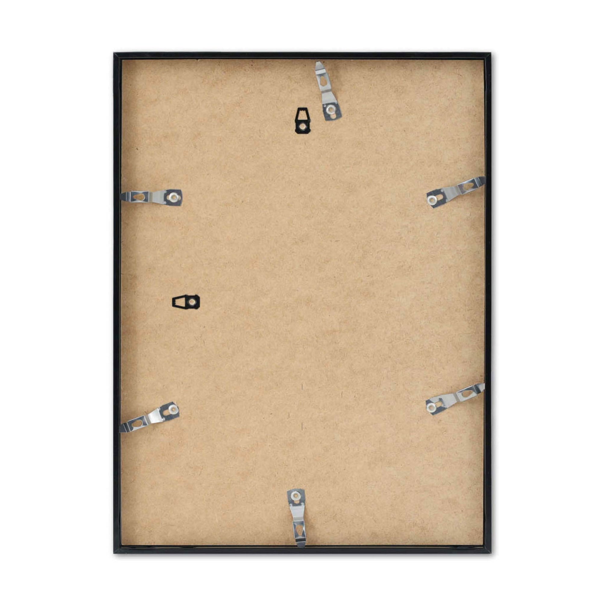 高品質なアルミニウム製ポスターフレームは、ミニマルで洗練されたデザインが魅力の一品です。エッジの効いた細身のプロファイルが、ポスターやアートプリントをすっきりと引き立て、空間にシンプルながらも高級感のある印象を与えます。奥行のある構造により、立体的な美しさが生まれ、上質なインテリアの一部として調和します。また、壁掛け用の金具はフレームの奥に収まるよう設計されており、フレーム全体が壁にぴったりと密着し、より美しく飾ることが可能です。裏面には金属製のハンガーが取り付けられており、縦横どちらの向きでも壁に掛けてご使用いただけます。シンプルながらも細部までこだわり抜かれたこのフレームは、北欧テイストやモダンインテリア、モノトーンスタイルにも自然に溶け込み、アートをより引き立ててくれます。リビング、書斎、寝室、店舗など、あらゆる空間で活躍します。