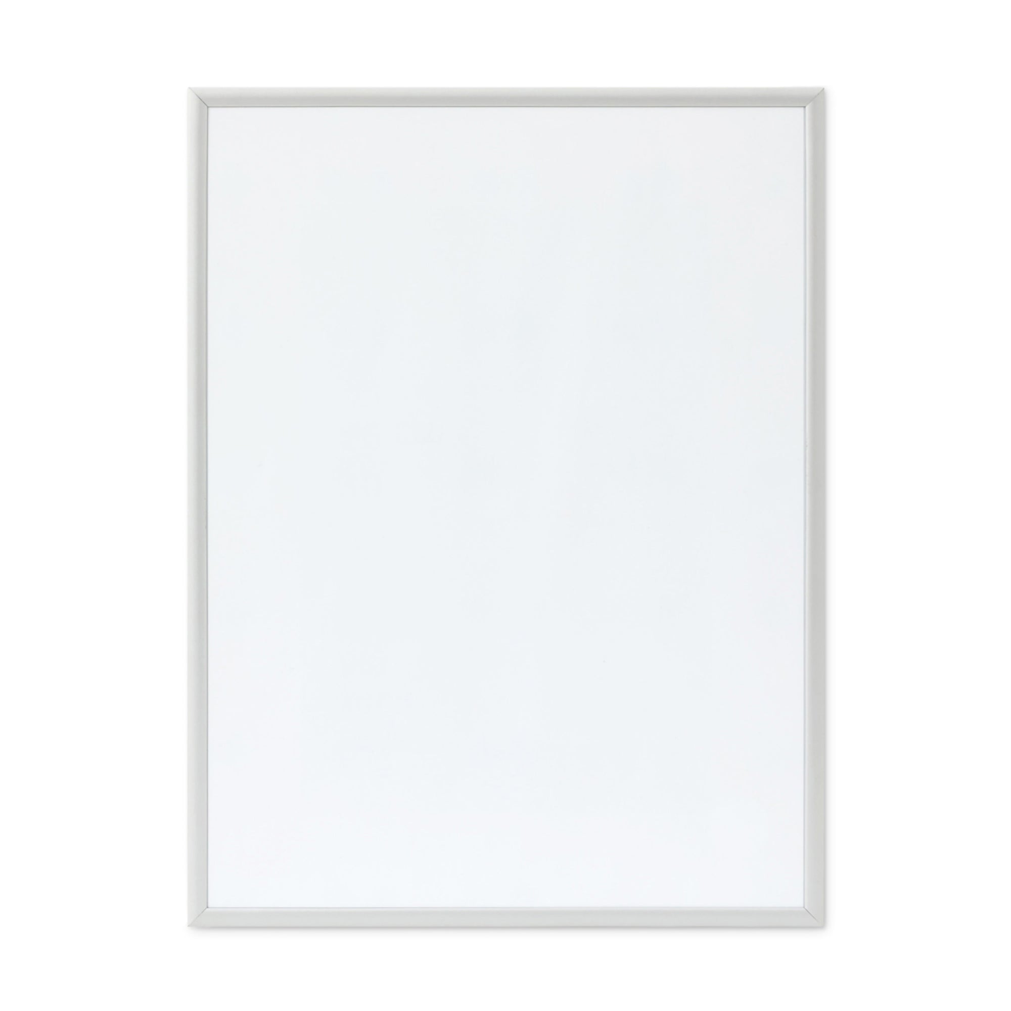 高品質なアルミニウム製ポスターフレームは、ミニマルで洗練されたデザインが魅力の一品です。エッジの効いた細身のプロファイルが、ポスターやアートプリントをすっきりと引き立て、空間にシンプルながらも高級感のある印象を与えます。奥行のある構造により、立体的な美しさが生まれ、上質なインテリアの一部として調和します。また、壁掛け用の金具はフレームの奥に収まるよう設計されており、フレーム全体が壁にぴったりと密着し、より美しく飾ることが可能です。裏面には金属製のハンガーが取り付けられており、縦横どちらの向きでも壁に掛けてご使用いただけます。シンプルながらも細部までこだわり抜かれたこのフレームは、北欧テイストやモダンインテリア、モノトーンスタイルにも自然に溶け込み、アートをより引き立ててくれます。リビング、書斎、寝室、店舗など、あらゆる空間で活躍します。