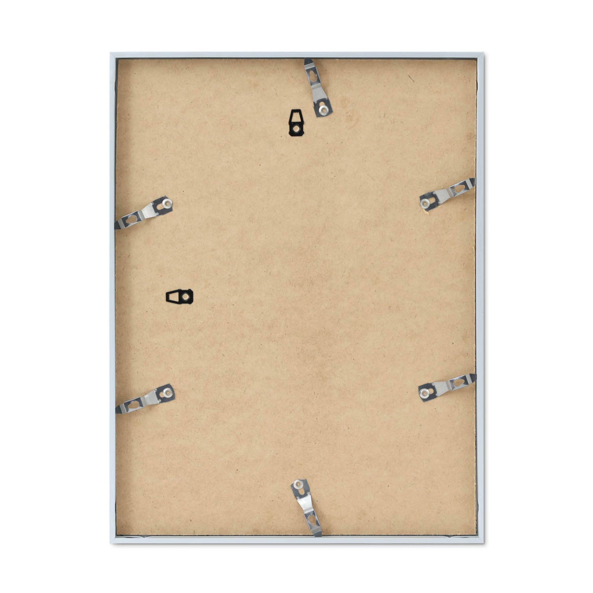 高品質なアルミニウム製ポスターフレームは、ミニマルで洗練されたデザインが魅力の一品です。エッジの効いた細身のプロファイルが、ポスターやアートプリントをすっきりと引き立て、空間にシンプルながらも高級感のある印象を与えます。奥行のある構造により、立体的な美しさが生まれ、上質なインテリアの一部として調和します。また、壁掛け用の金具はフレームの奥に収まるよう設計されており、フレーム全体が壁にぴったりと密着し、より美しく飾ることが可能です。裏面には金属製のハンガーが取り付けられており、縦横どちらの向きでも壁に掛けてご使用いただけます。シンプルながらも細部までこだわり抜かれたこのフレームは、北欧テイストやモダンインテリア、モノトーンスタイルにも自然に溶け込み、アートをより引き立ててくれます。リビング、書斎、寝室、店舗など、あらゆる空間で活躍します。