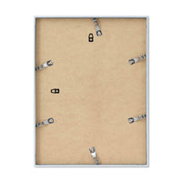 高品質なアルミニウム製ポスターフレームは、ミニマルで洗練されたデザインが魅力の一品です。エッジの効いた細身のプロファイルが、ポスターやアートプリントをすっきりと引き立て、空間にシンプルながらも高級感のある印象を与えます。奥行のある構造により、立体的な美しさが生まれ、上質なインテリアの一部として調和します。また、壁掛け用の金具はフレームの奥に収まるよう設計されており、フレーム全体が壁にぴったりと密着し、より美しく飾ることが可能です。裏面には金属製のハンガーが取り付けられており、縦横どちらの向きでも壁に掛けてご使用いただけます。シンプルながらも細部までこだわり抜かれたこのフレームは、北欧テイストやモダンインテリア、モノトーンスタイルにも自然に溶け込み、アートをより引き立ててくれます。リビング、書斎、寝室、店舗など、あらゆる空間で活躍します。