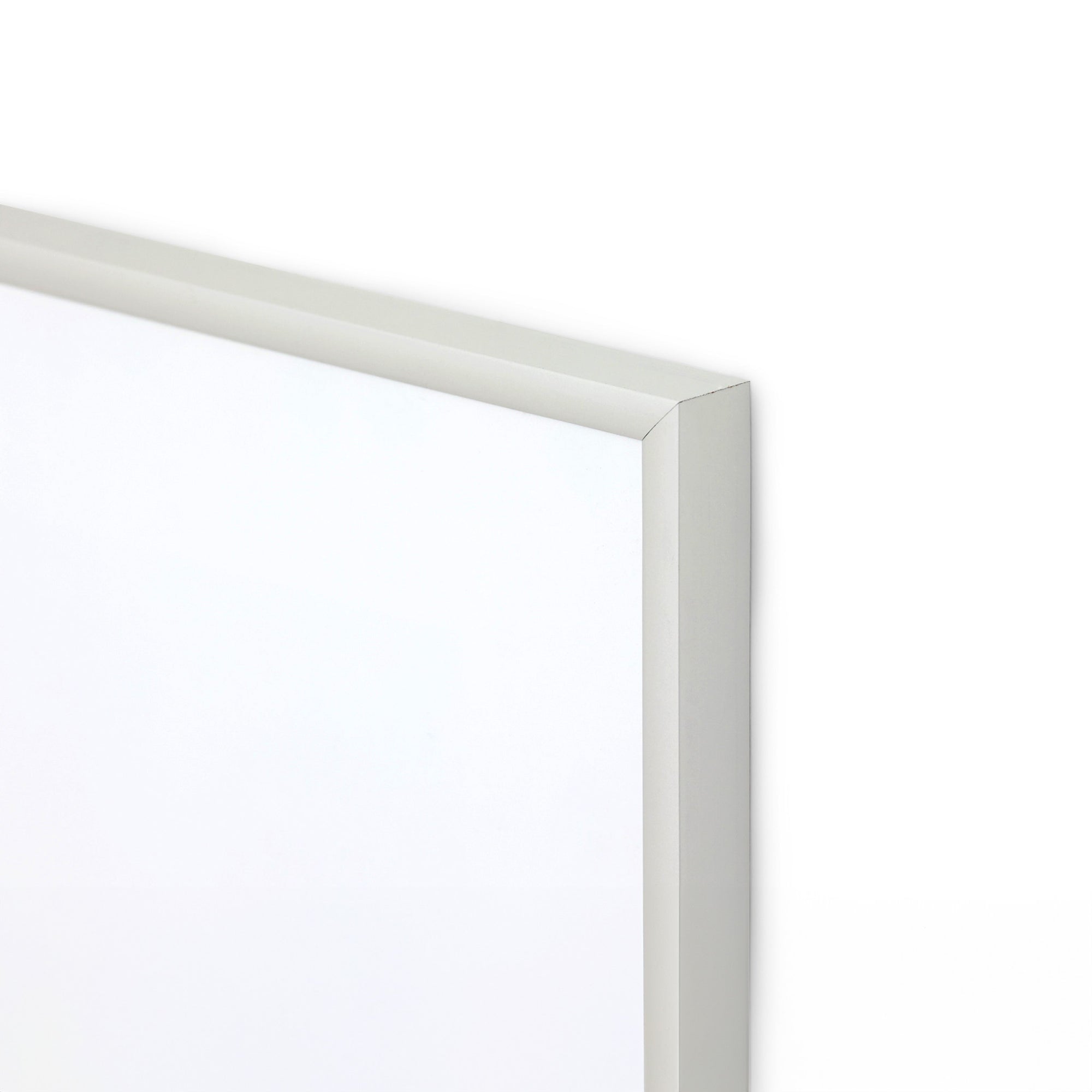 高品質なアルミニウム製ポスターフレームは、ミニマルで洗練されたデザインが魅力の一品です。エッジの効いた細身のプロファイルが、ポスターやアートプリントをすっきりと引き立て、空間にシンプルながらも高級感のある印象を与えます。奥行のある構造により、立体的な美しさが生まれ、上質なインテリアの一部として調和します。また、壁掛け用の金具はフレームの奥に収まるよう設計されており、フレーム全体が壁にぴったりと密着し、より美しく飾ることが可能です。裏面には金属製のハンガーが取り付けられており、縦横どちらの向きでも壁に掛けてご使用いただけます。シンプルながらも細部までこだわり抜かれたこのフレームは、北欧テイストやモダンインテリア、モノトーンスタイルにも自然に溶け込み、アートをより引き立ててくれます。リビング、書斎、寝室、店舗など、あらゆる空間で活躍します。