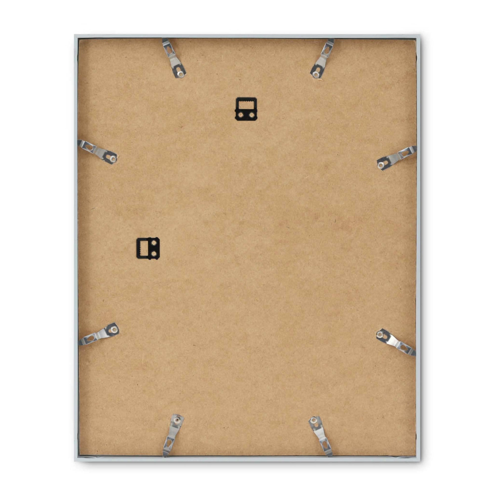 高品質なアルミニウム製ポスターフレームは、ミニマルで洗練されたデザインが魅力の一品です。エッジの効いた細身のプロファイルが、ポスターやアートプリントをすっきりと引き立て、空間にシンプルながらも高級感のある印象を与えます。奥行のある構造により、立体的な美しさが生まれ、上質なインテリアの一部として調和します。また、壁掛け用の金具はフレームの奥に収まるよう設計されており、フレーム全体が壁にぴったりと密着し、より美しく飾ることが可能です。裏面には金属製のハンガーが取り付けられており、縦横どちらの向きでも壁に掛けてご使用いただけます。シンプルながらも細部までこだわり抜かれたこのフレームは、北欧テイストやモダンインテリア、モノトーンスタイルにも自然に溶け込み、アートをより引き立ててくれます。リビング、書斎、寝室、店舗など、あらゆる空間で活躍します。