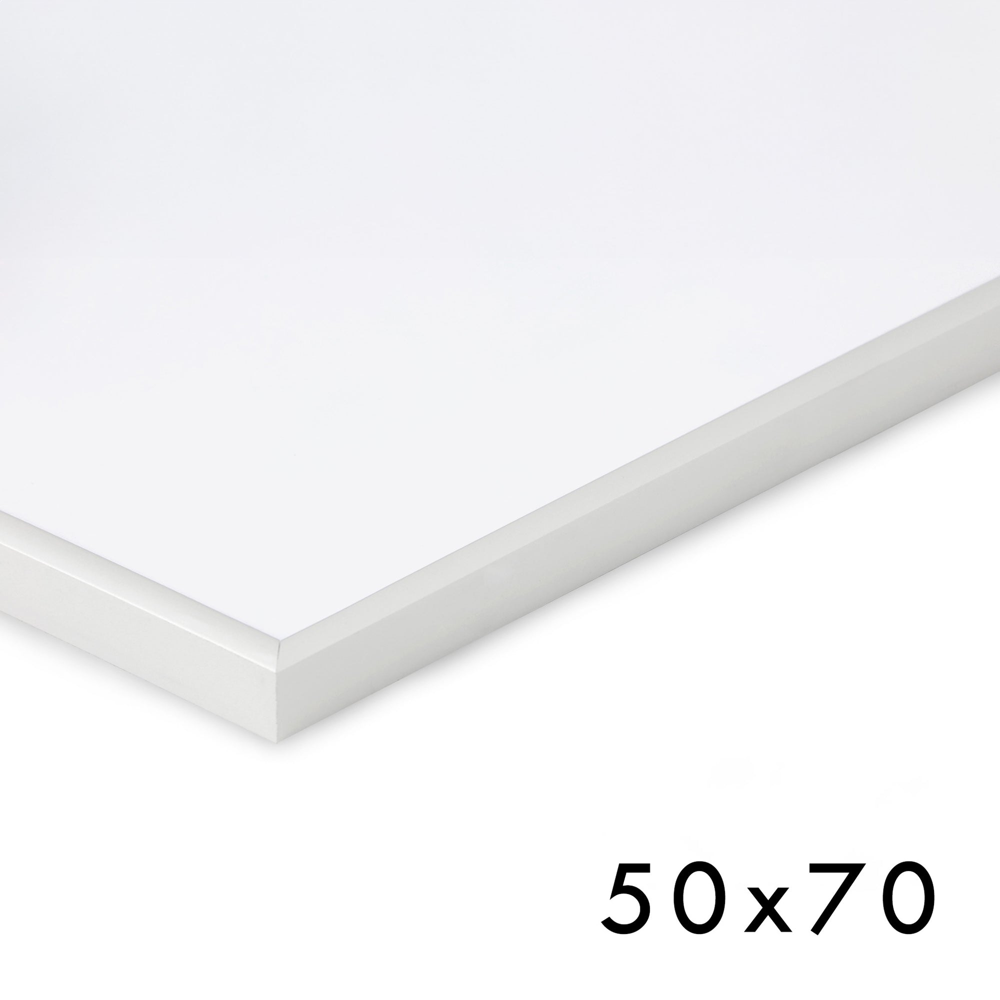 高品質なアルミニウム製ポスターフレームは、ミニマルで洗練されたデザインが魅力の一品です。エッジの効いた細身のプロファイルが、ポスターやアートプリントをすっきりと引き立て、空間にシンプルながらも高級感のある印象を与えます。奥行のある構造により、立体的な美しさが生まれ、上質なインテリアの一部として調和します。また、壁掛け用の金具はフレームの奥に収まるよう設計されており、フレーム全体が壁にぴったりと密着し、より美しく飾ることが可能です。裏面には金属製のハンガーが取り付けられており、縦横どちらの向きでも壁に掛けてご使用いただけます。シンプルながらも細部までこだわり抜かれたこのフレームは、北欧テイストやモダンインテリア、モノトーンスタイルにも自然に溶け込み、アートをより引き立ててくれます。リビング、書斎、寝室、店舗など、あらゆる空間で活躍します。