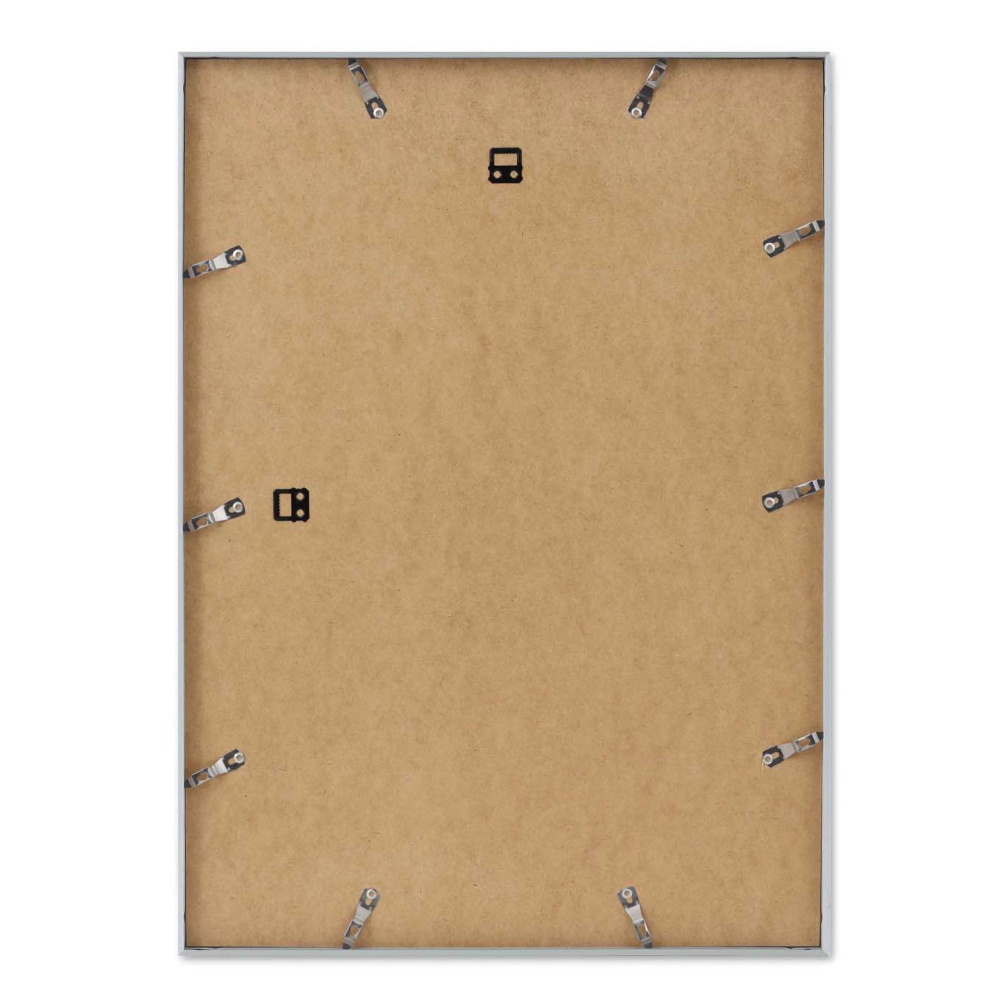 高品質なアルミニウム製ポスターフレームは、ミニマルで洗練されたデザインが魅力の一品です。エッジの効いた細身のプロファイルが、ポスターやアートプリントをすっきりと引き立て、空間にシンプルながらも高級感のある印象を与えます。奥行のある構造により、立体的な美しさが生まれ、上質なインテリアの一部として調和します。また、壁掛け用の金具はフレームの奥に収まるよう設計されており、フレーム全体が壁にぴったりと密着し、より美しく飾ることが可能です。裏面には金属製のハンガーが取り付けられており、縦横どちらの向きでも壁に掛けてご使用いただけます。シンプルながらも細部までこだわり抜かれたこのフレームは、北欧テイストやモダンインテリア、モノトーンスタイルにも自然に溶け込み、アートをより引き立ててくれます。リビング、書斎、寝室、店舗など、あらゆる空間で活躍します。