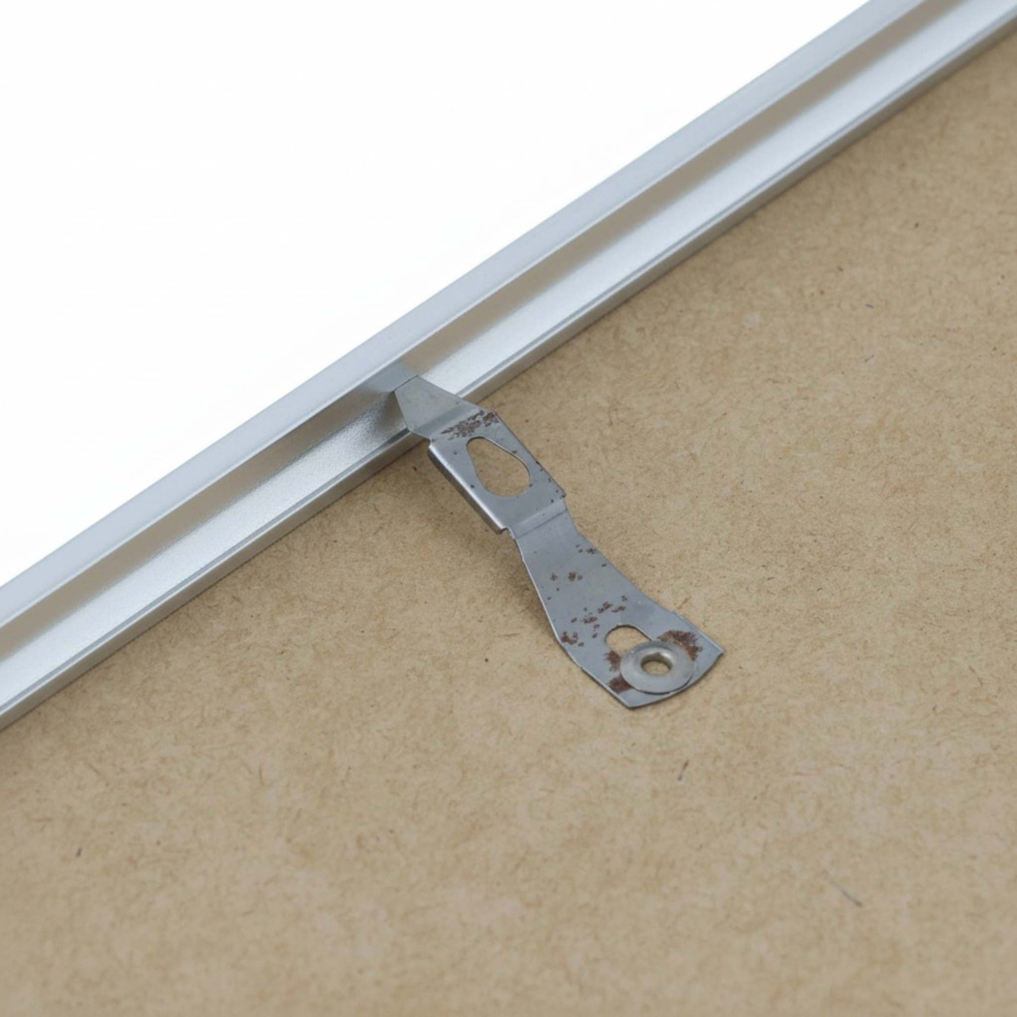 高品質なアルミニウム製ポスターフレームは、ミニマルで洗練されたデザインが魅力の一品です。エッジの効いた細身のプロファイルが、ポスターやアートプリントをすっきりと引き立て、空間にシンプルながらも高級感のある印象を与えます。奥行のある構造により、立体的な美しさが生まれ、上質なインテリアの一部として調和します。また、壁掛け用の金具はフレームの奥に収まるよう設計されており、フレーム全体が壁にぴったりと密着し、より美しく飾ることが可能です。裏面には金属製のハンガーが取り付けられており、縦横どちらの向きでも壁に掛けてご使用いただけます。シンプルながらも細部までこだわり抜かれたこのフレームは、北欧テイストやモダンインテリア、モノトーンスタイルにも自然に溶け込み、アートをより引き立ててくれます。リビング、書斎、寝室、店舗など、あらゆる空間で活躍します。