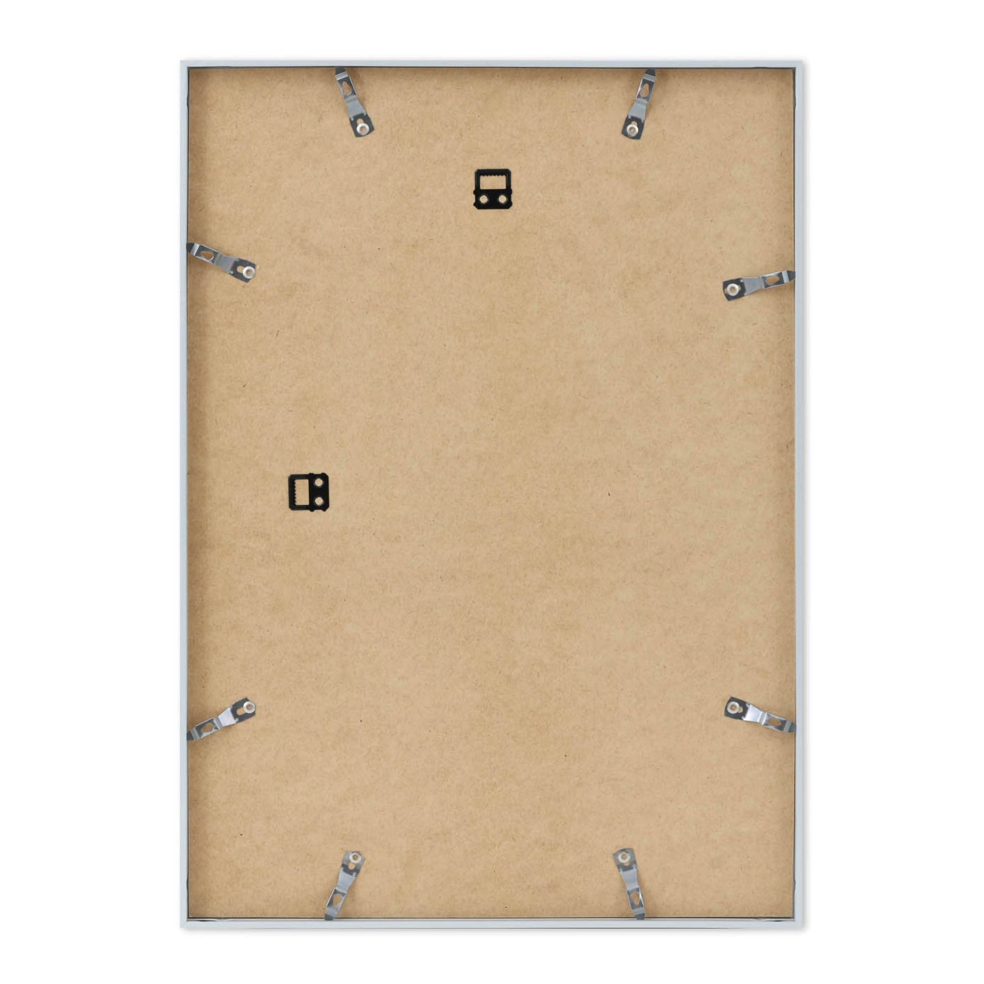 高品質なアルミニウム製ポスターフレームは、ミニマルで洗練されたデザインが魅力の一品です。エッジの効いた細身のプロファイルが、ポスターやアートプリントをすっきりと引き立て、空間にシンプルながらも高級感のある印象を与えます。奥行のある構造により、立体的な美しさが生まれ、上質なインテリアの一部として調和します。また、壁掛け用の金具はフレームの奥に収まるよう設計されており、フレーム全体が壁にぴったりと密着し、より美しく飾ることが可能です。裏面には金属製のハンガーが取り付けられており、縦横どちらの向きでも壁に掛けてご使用いただけます。シンプルながらも細部までこだわり抜かれたこのフレームは、北欧テイストやモダンインテリア、モノトーンスタイルにも自然に溶け込み、アートをより引き立ててくれます。リビング、書斎、寝室、店舗など、あらゆる空間で活躍します。