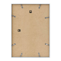 高品質なアルミニウム製ポスターフレームは、ミニマルで洗練されたデザインが魅力の一品です。エッジの効いた細身のプロファイルが、ポスターやアートプリントをすっきりと引き立て、空間にシンプルながらも高級感のある印象を与えます。奥行のある構造により、立体的な美しさが生まれ、上質なインテリアの一部として調和します。また、壁掛け用の金具はフレームの奥に収まるよう設計されており、フレーム全体が壁にぴったりと密着し、より美しく飾ることが可能です。裏面には金属製のハンガーが取り付けられており、縦横どちらの向きでも壁に掛けてご使用いただけます。シンプルながらも細部までこだわり抜かれたこのフレームは、北欧テイストやモダンインテリア、モノトーンスタイルにも自然に溶け込み、アートをより引き立ててくれます。リビング、書斎、寝室、店舗など、あらゆる空間で活躍します。