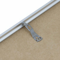 高品質なアルミニウム製ポスターフレームは、ミニマルで洗練されたデザインが魅力の一品です。エッジの効いた細身のプロファイルが、ポスターやアートプリントをすっきりと引き立て、空間にシンプルながらも高級感のある印象を与えます。奥行のある構造により、立体的な美しさが生まれ、上質なインテリアの一部として調和します。また、壁掛け用の金具はフレームの奥に収まるよう設計されており、フレーム全体が壁にぴったりと密着し、より美しく飾ることが可能です。裏面には金属製のハンガーが取り付けられており、縦横どちらの向きでも壁に掛けてご使用いただけます。シンプルながらも細部までこだわり抜かれたこのフレームは、北欧テイストやモダンインテリア、モノトーンスタイルにも自然に溶け込み、アートをより引き立ててくれます。リビング、書斎、寝室、店舗など、あらゆる空間で活躍します。