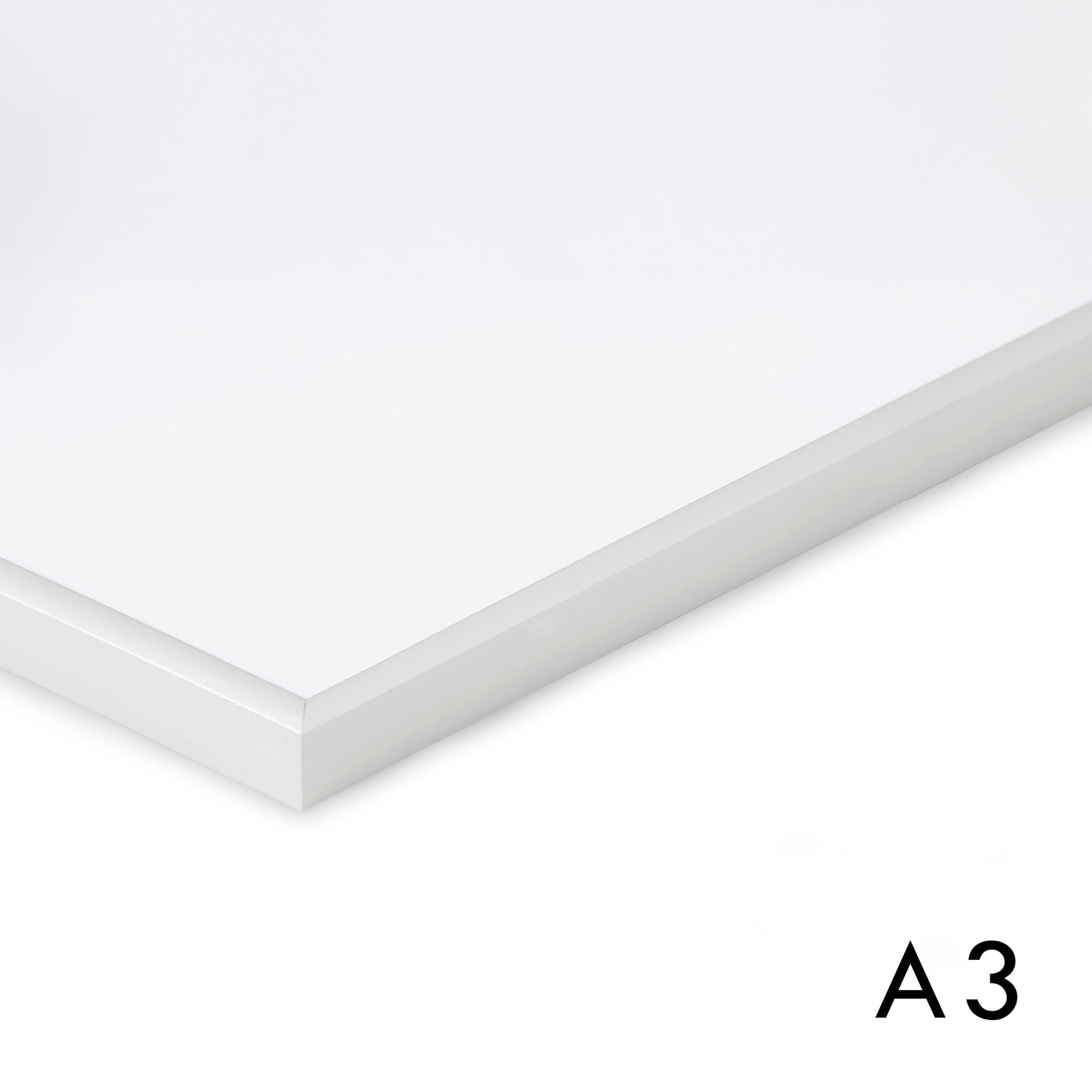 高品質なアルミニウム製ポスターフレームは、ミニマルで洗練されたデザインが魅力の一品です。エッジの効いた細身のプロファイルが、ポスターやアートプリントをすっきりと引き立て、空間にシンプルながらも高級感のある印象を与えます。奥行のある構造により、立体的な美しさが生まれ、上質なインテリアの一部として調和します。また、壁掛け用の金具はフレームの奥に収まるよう設計されており、フレーム全体が壁にぴったりと密着し、より美しく飾ることが可能です。裏面には金属製のハンガーが取り付けられており、縦横どちらの向きでも壁に掛けてご使用いただけます。シンプルながらも細部までこだわり抜かれたこのフレームは、北欧テイストやモダンインテリア、モノトーンスタイルにも自然に溶け込み、アートをより引き立ててくれます。リビング、書斎、寝室、店舗など、あらゆる空間で活躍します。