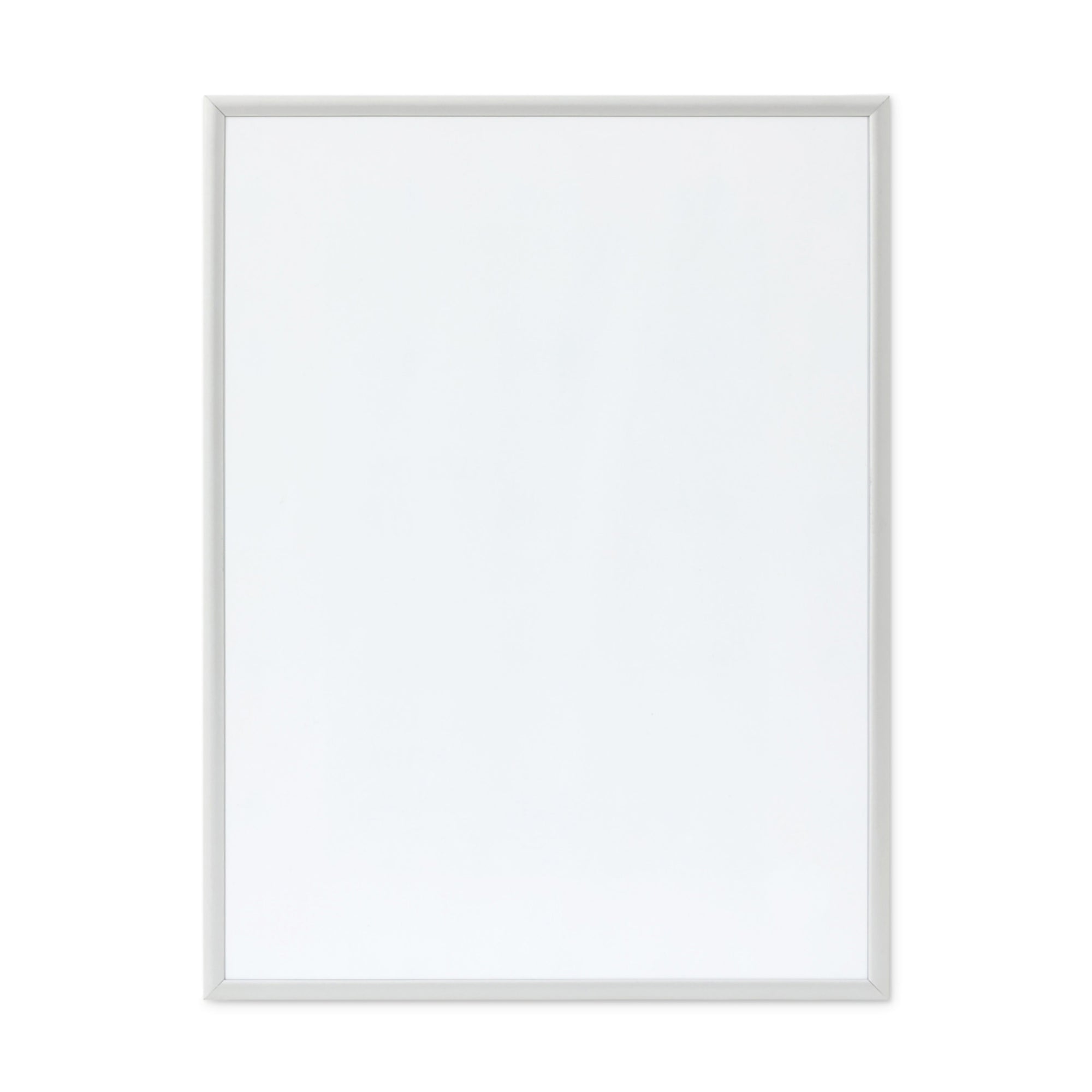 高品質なアルミニウム製ポスターフレームは、ミニマルで洗練されたデザインが魅力の一品です。エッジの効いた細身のプロファイルが、ポスターやアートプリントをすっきりと引き立て、空間にシンプルながらも高級感のある印象を与えます。奥行のある構造により、立体的な美しさが生まれ、上質なインテリアの一部として調和します。また、壁掛け用の金具はフレームの奥に収まるよう設計されており、フレーム全体が壁にぴったりと密着し、より美しく飾ることが可能です。裏面には金属製のハンガーが取り付けられており、縦横どちらの向きでも壁に掛けてご使用いただけます。シンプルながらも細部までこだわり抜かれたこのフレームは、北欧テイストやモダンインテリア、モノトーンスタイルにも自然に溶け込み、アートをより引き立ててくれます。リビング、書斎、寝室、店舗など、あらゆる空間で活躍します。