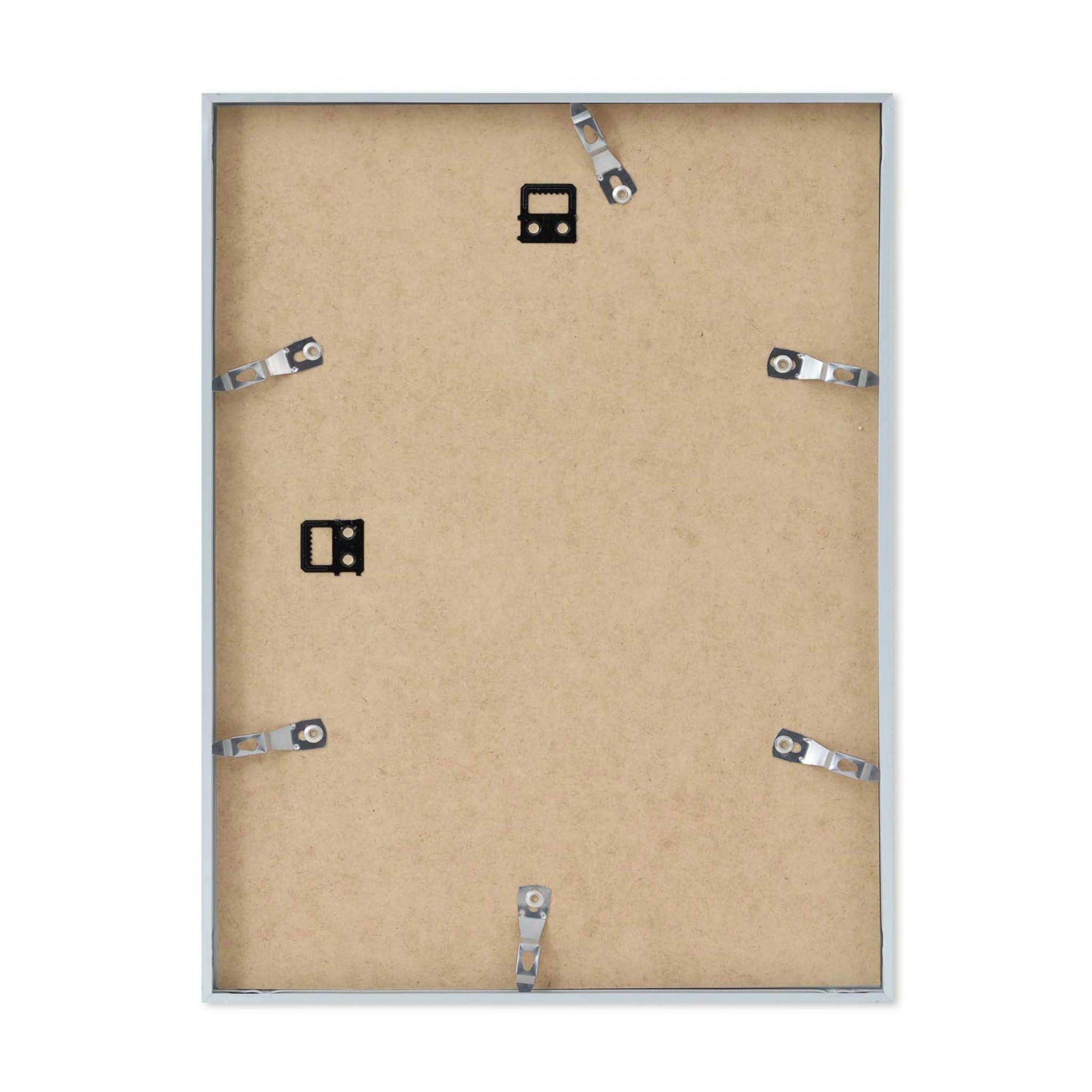 高品質なアルミニウム製ポスターフレームは、ミニマルで洗練されたデザインが魅力の一品です。エッジの効いた細身のプロファイルが、ポスターやアートプリントをすっきりと引き立て、空間にシンプルながらも高級感のある印象を与えます。奥行のある構造により、立体的な美しさが生まれ、上質なインテリアの一部として調和します。また、壁掛け用の金具はフレームの奥に収まるよう設計されており、フレーム全体が壁にぴったりと密着し、より美しく飾ることが可能です。裏面には金属製のハンガーが取り付けられており、縦横どちらの向きでも壁に掛けてご使用いただけます。シンプルながらも細部までこだわり抜かれたこのフレームは、北欧テイストやモダンインテリア、モノトーンスタイルにも自然に溶け込み、アートをより引き立ててくれます。リビング、書斎、寝室、店舗など、あらゆる空間で活躍します。