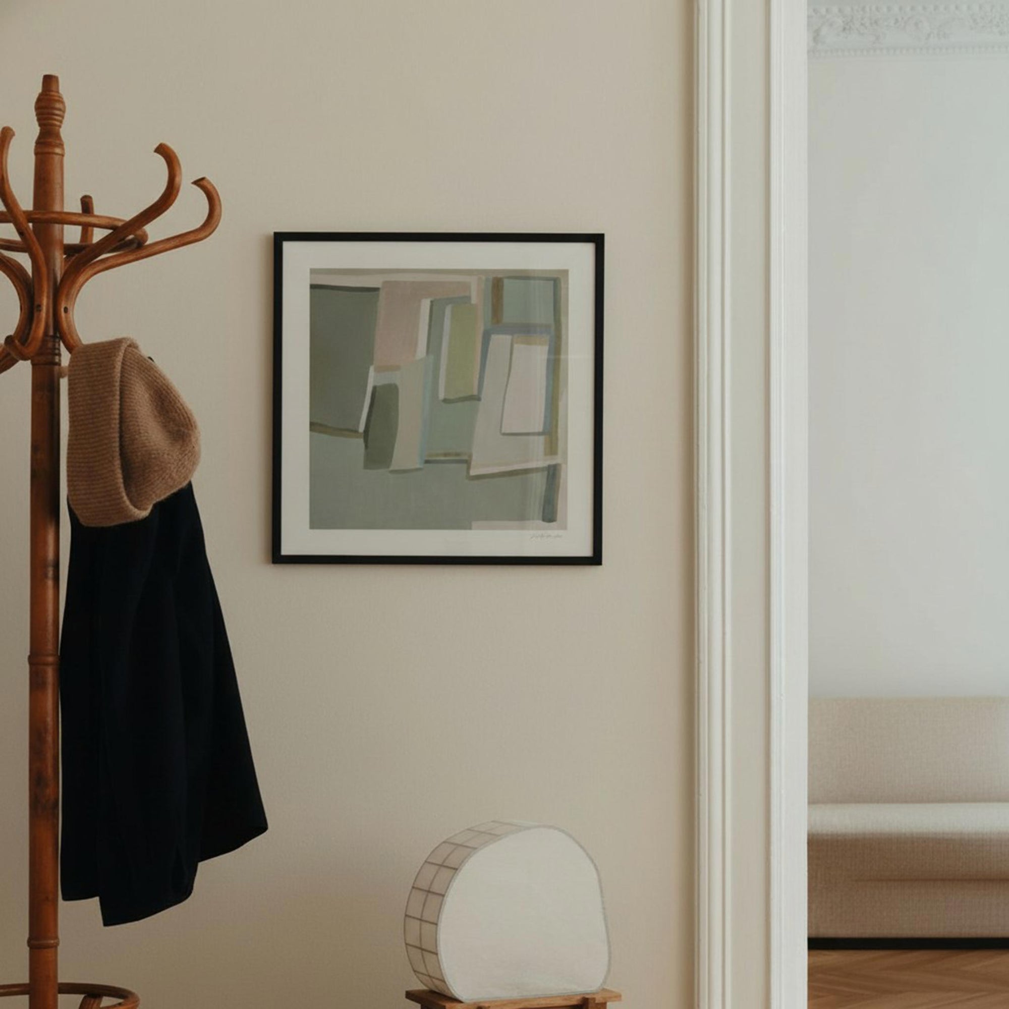 スカンジナビアのクラフトマンシップにインスパイアされた、北欧デザインの美学が息づく天然木製のポスターフレーム。温もりある無垢材と洗練されたスリムなフォルムが融合し、アートポスターや写真をすっきりと引き立てながら、空間全体に落ち着きと上質さをもたらします。上質な天然木を使用したフレームは、不透明ながらも木目の自然な表情をほのかに感じさせ、ナチュラルでありながら現代的な雰囲気も演出します。金属製のハンガーが裏面に取り付けられており、縦横どちらの向きでも壁に掛けてご使用いただけます。アルミフレームにはない自然素材ならではの豊かな質感とぬくもりは、北欧諸国でも高く評価され、定番のインテリアアイテムとして広く親しまれています。シンプルで飽きのこないデザインは、ミニマルインテリアやナチュラルテイストのお部屋にも自然に調和し、日常に木の優しさと北欧らしい上質な空気を添えてくれます。