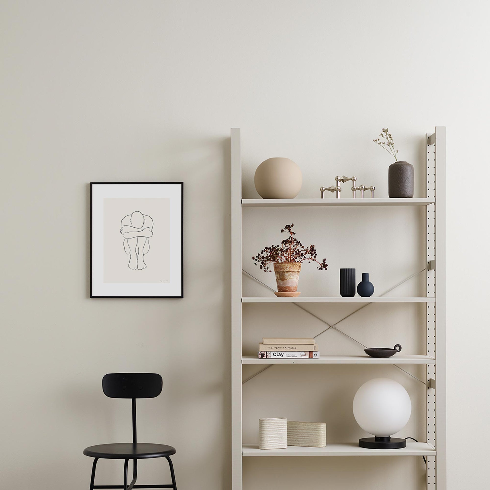 スカンジナビアのクラフトマンシップにインスパイアされた、北欧デザインの美学が息づく天然木製のポスターフレーム。温もりある無垢材と洗練されたスリムなフォルムが融合し、アートポスターや写真をすっきりと引き立てながら、空間全体に落ち着きと上質さをもたらします。上質な天然木を使用したフレームは、不透明ながらも木目の自然な表情をほのかに感じさせ、ナチュラルでありながら現代的な雰囲気も演出します。金属製のハンガーが裏面に取り付けられており、縦横どちらの向きでも壁に掛けてご使用いただけます。アルミフレームにはない自然素材ならではの豊かな質感とぬくもりは、北欧諸国でも高く評価され、定番のインテリアアイテムとして広く親しまれています。シンプルで飽きのこないデザインは、ミニマルインテリアやナチュラルテイストのお部屋にも自然に調和し、日常に木の優しさと北欧らしい上質な空気を添えてくれます。