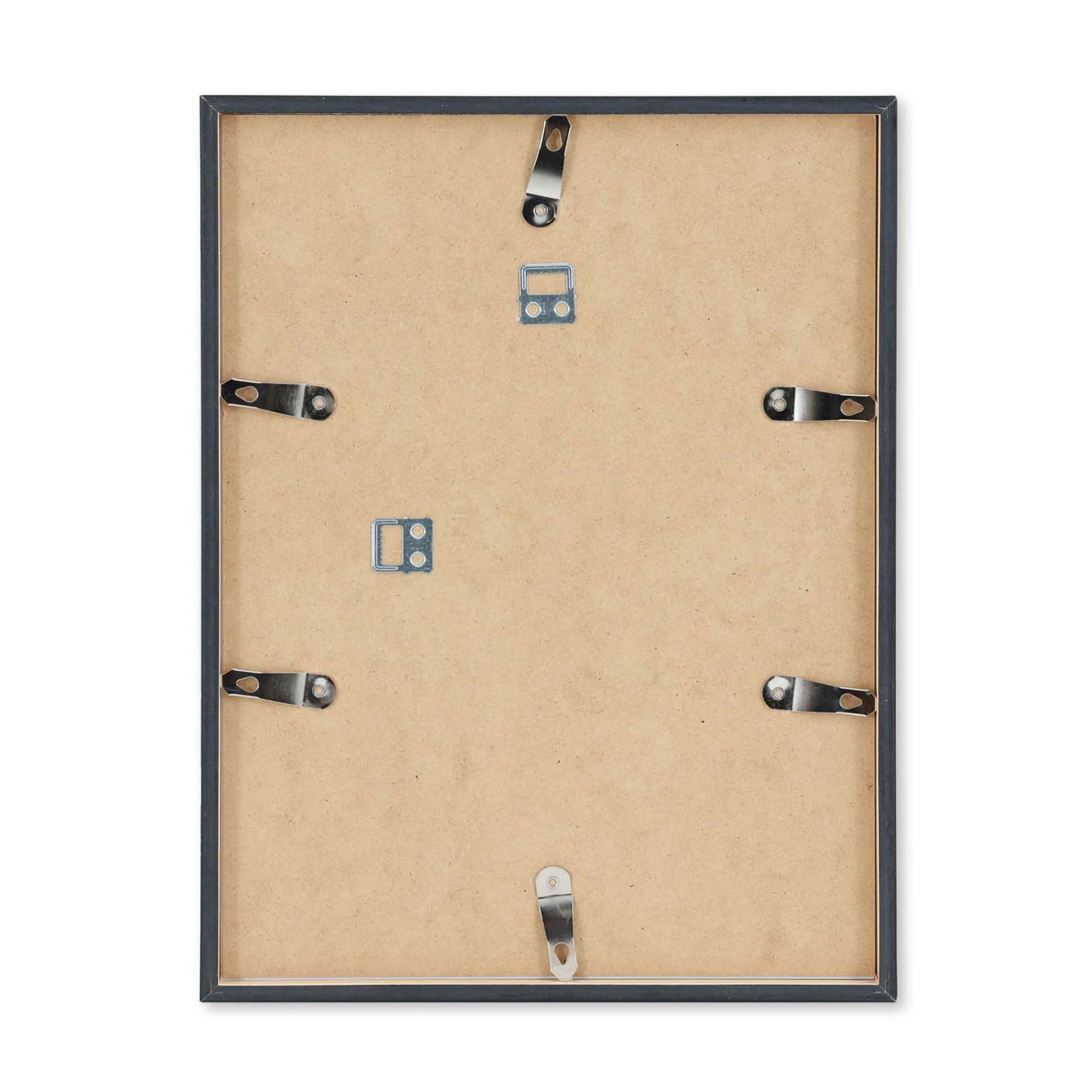 スカンジナビアのクラフトマンシップにインスパイアされた、北欧デザインの美学が息づく天然木製のポスターフレーム。温もりある無垢材と洗練されたスリムなフォルムが融合し、アートポスターや写真をすっきりと引き立てながら、空間全体に落ち着きと上質さをもたらします。上質な天然木を使用したフレームは、不透明ながらも木目の自然な表情をほのかに感じさせ、ナチュラルでありながら現代的な雰囲気も演出します。金属製のハンガーが裏面に取り付けられており、縦横どちらの向きでも壁に掛けてご使用いただけます。アルミフレームにはない自然素材ならではの豊かな質感とぬくもりは、北欧諸国でも高く評価され、定番のインテリアアイテムとして広く親しまれています。シンプルで飽きのこないデザインは、ミニマルインテリアやナチュラルテイストのお部屋にも自然に調和し、日常に木の優しさと北欧らしい上質な空気を添えてくれます。