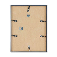 スカンジナビアのクラフトマンシップにインスパイアされた、北欧デザインの美学が息づく天然木製のポスターフレーム。温もりある無垢材と洗練されたスリムなフォルムが融合し、アートポスターや写真をすっきりと引き立てながら、空間全体に落ち着きと上質さをもたらします。上質な天然木を使用したフレームは、不透明ながらも木目の自然な表情をほのかに感じさせ、ナチュラルでありながら現代的な雰囲気も演出します。金属製のハンガーが裏面に取り付けられており、縦横どちらの向きでも壁に掛けてご使用いただけます。アルミフレームにはない自然素材ならではの豊かな質感とぬくもりは、北欧諸国でも高く評価され、定番のインテリアアイテムとして広く親しまれています。シンプルで飽きのこないデザインは、ミニマルインテリアやナチュラルテイストのお部屋にも自然に調和し、日常に木の優しさと北欧らしい上質な空気を添えてくれます。