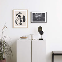 スカンジナビアのクラフトマンシップにインスパイアされた、北欧デザインの美学が息づく天然木製のポスターフレーム。温もりある無垢材と洗練されたスリムなフォルムが融合し、アートポスターや写真をすっきりと引き立てながら、空間全体に落ち着きと上質さをもたらします。上質な天然木を使用したフレームは、不透明ながらも木目の自然な表情をほのかに感じさせ、ナチュラルでありながら現代的な雰囲気も演出します。金属製のハンガーが裏面に取り付けられており、縦横どちらの向きでも壁に掛けてご使用いただけます。アルミフレームにはない自然素材ならではの豊かな質感とぬくもりは、北欧諸国でも高く評価され、定番のインテリアアイテムとして広く親しまれています。シンプルで飽きのこないデザインは、ミニマルインテリアやナチュラルテイストのお部屋にも自然に調和し、日常に木の優しさと北欧らしい上質な空気を添えてくれます。