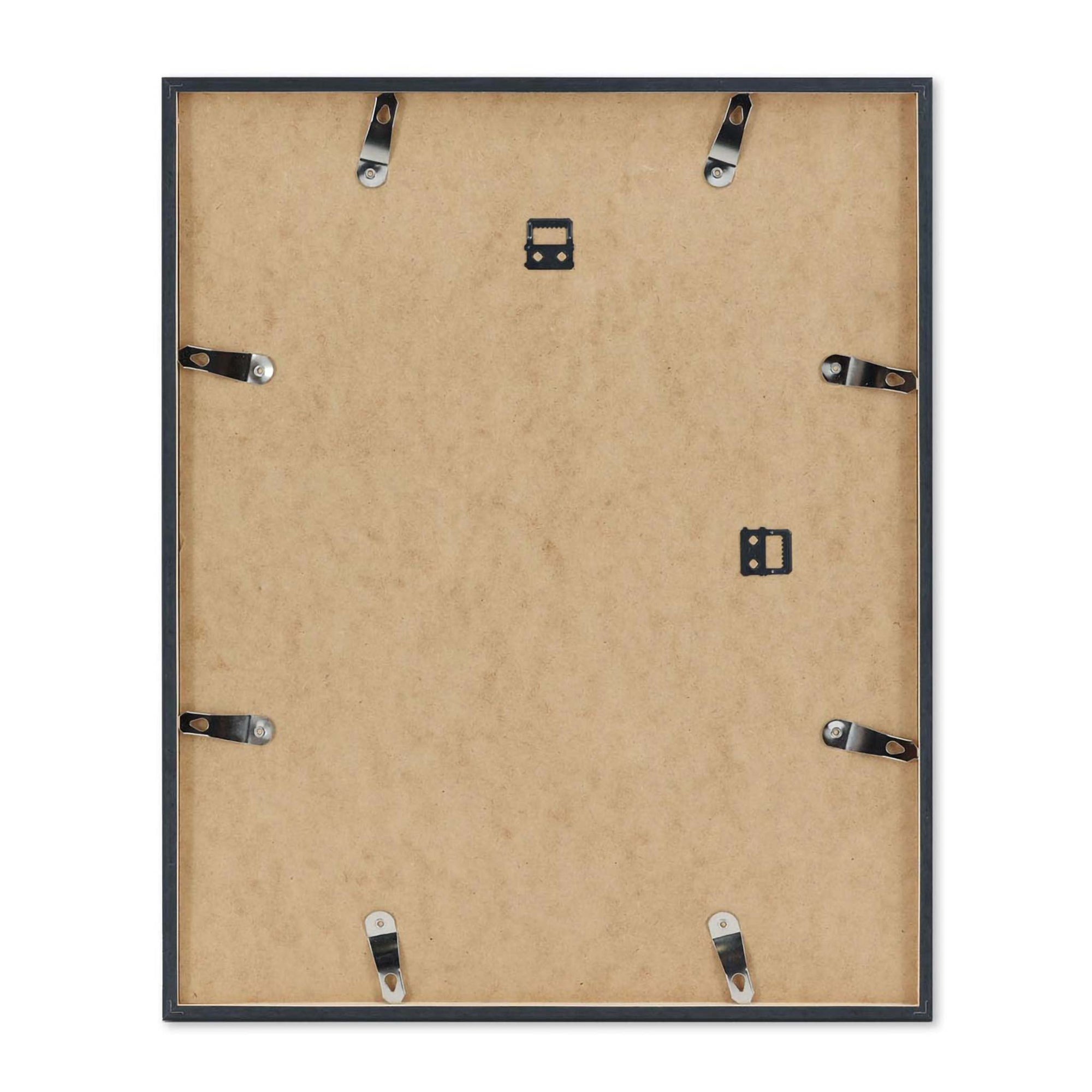 スカンジナビアのクラフトマンシップにインスパイアされた、北欧デザインの美学が息づく天然木製のポスターフレーム。温もりある無垢材と洗練されたスリムなフォルムが融合し、アートポスターや写真をすっきりと引き立てながら、空間全体に落ち着きと上質さをもたらします。上質な天然木を使用したフレームは、不透明ながらも木目の自然な表情をほのかに感じさせ、ナチュラルでありながら現代的な雰囲気も演出します。金属製のハンガーが裏面に取り付けられており、縦横どちらの向きでも壁に掛けてご使用いただけます。アルミフレームにはない自然素材ならではの豊かな質感とぬくもりは、北欧諸国でも高く評価され、定番のインテリアアイテムとして広く親しまれています。シンプルで飽きのこないデザインは、ミニマルインテリアやナチュラルテイストのお部屋にも自然に調和し、日常に木の優しさと北欧らしい上質な空気を添えてくれます。