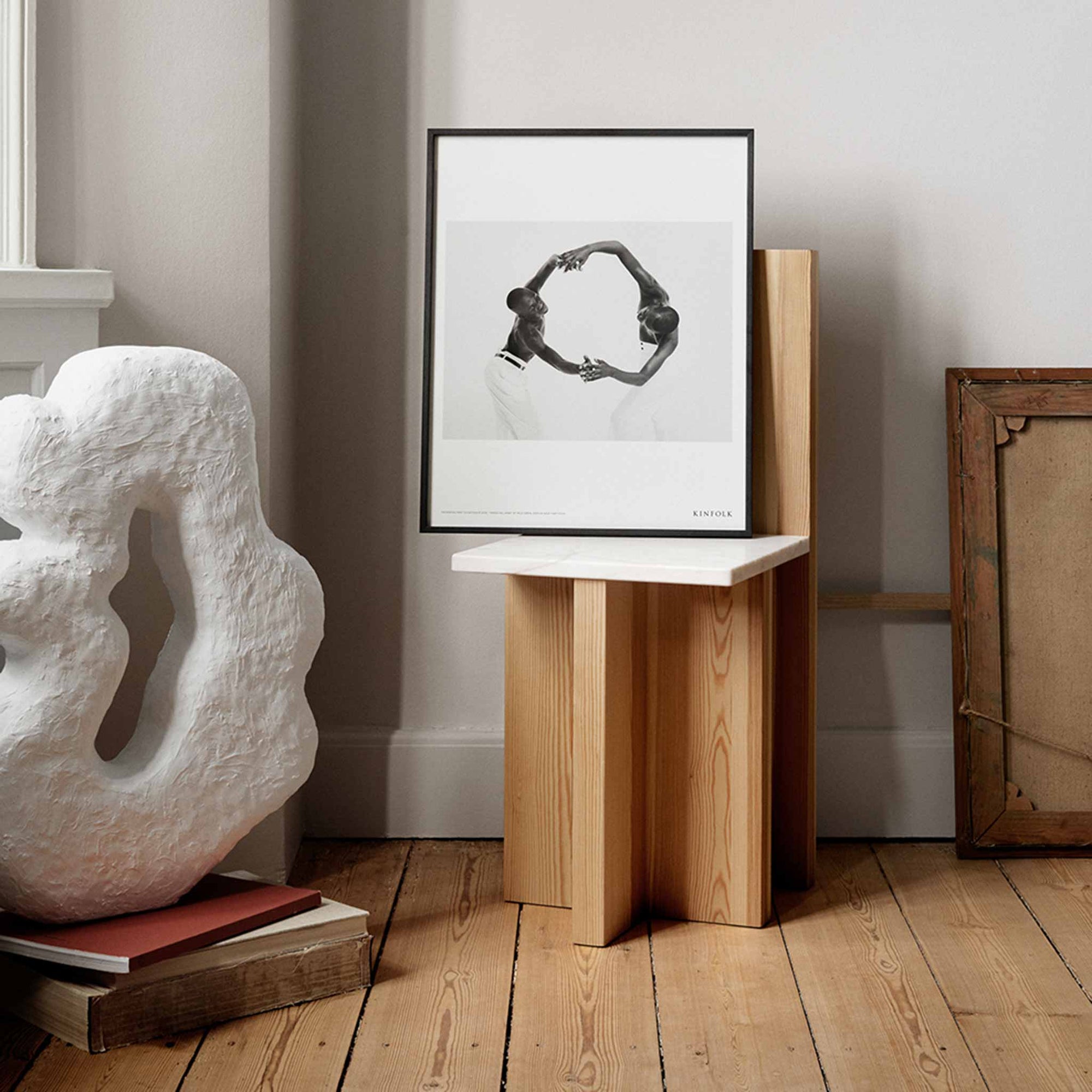 スカンジナビアのクラフトマンシップにインスパイアされた、北欧デザインの美学が息づく天然木製のポスターフレーム。温もりある無垢材と洗練されたスリムなフォルムが融合し、アートポスターや写真をすっきりと引き立てながら、空間全体に落ち着きと上質さをもたらします。上質な天然木を使用したフレームは、不透明ながらも木目の自然な表情をほのかに感じさせ、ナチュラルでありながら現代的な雰囲気も演出します。金属製のハンガーが裏面に取り付けられており、縦横どちらの向きでも壁に掛けてご使用いただけます。アルミフレームにはない自然素材ならではの豊かな質感とぬくもりは、北欧諸国でも高く評価され、定番のインテリアアイテムとして広く親しまれています。シンプルで飽きのこないデザインは、ミニマルインテリアやナチュラルテイストのお部屋にも自然に調和し、日常に木の優しさと北欧らしい上質な空気を添えてくれます。
