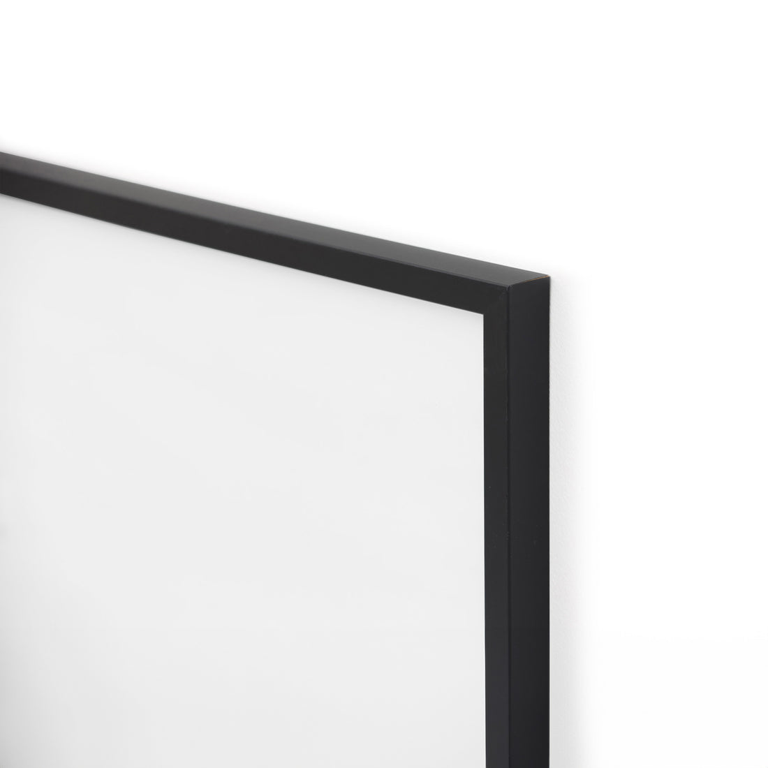 スカンジナビアのクラフトマンシップにインスパイアされた、北欧デザインの美学が息づく天然木製のポスターフレーム。温もりある無垢材と洗練されたスリムなフォルムが融合し、アートポスターや写真をすっきりと引き立てながら、空間全体に落ち着きと上質さをもたらします。上質な天然木を使用したフレームは、不透明ながらも木目の自然な表情をほのかに感じさせ、ナチュラルでありながら現代的な雰囲気も演出します。金属製のハンガーが裏面に取り付けられており、縦横どちらの向きでも壁に掛けてご使用いただけます。アルミフレームにはない自然素材ならではの豊かな質感とぬくもりは、北欧諸国でも高く評価され、定番のインテリアアイテムとして広く親しまれています。シンプルで飽きのこないデザインは、ミニマルインテリアやナチュラルテイストのお部屋にも自然に調和し、日常に木の優しさと北欧らしい上質な空気を添えてくれます。