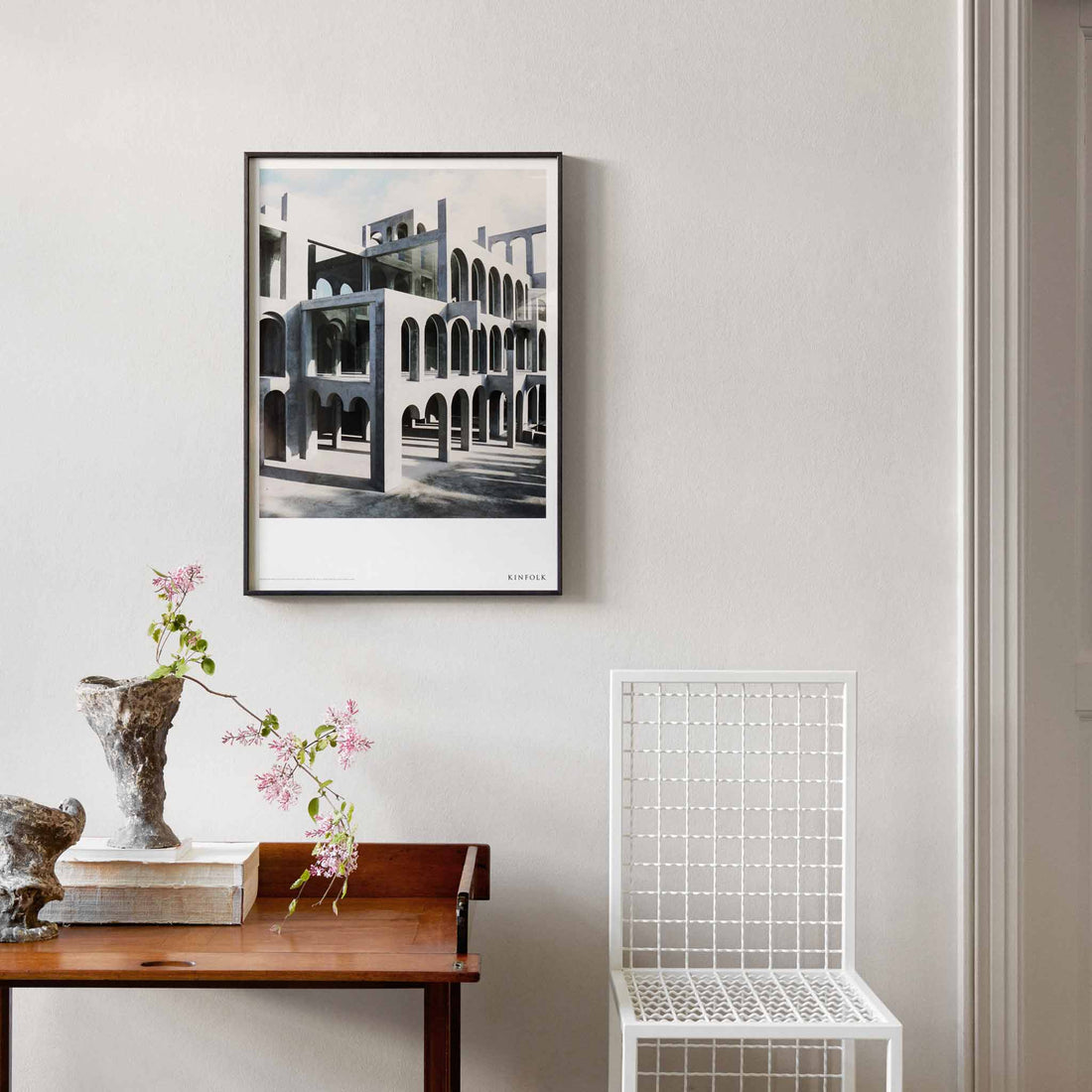 スカンジナビアのクラフトマンシップにインスパイアされた、北欧デザインの美学が息づく天然木製のポスターフレーム。温もりある無垢材と洗練されたスリムなフォルムが融合し、アートポスターや写真をすっきりと引き立てながら、空間全体に落ち着きと上質さをもたらします。上質な天然木を使用したフレームは、不透明ながらも木目の自然な表情をほのかに感じさせ、ナチュラルでありながら現代的な雰囲気も演出します。金属製のハンガーが裏面に取り付けられており、縦横どちらの向きでも壁に掛けてご使用いただけます。アルミフレームにはない自然素材ならではの豊かな質感とぬくもりは、北欧諸国でも高く評価され、定番のインテリアアイテムとして広く親しまれています。シンプルで飽きのこないデザインは、ミニマルインテリアやナチュラルテイストのお部屋にも自然に調和し、日常に木の優しさと北欧らしい上質な空気を添えてくれます。